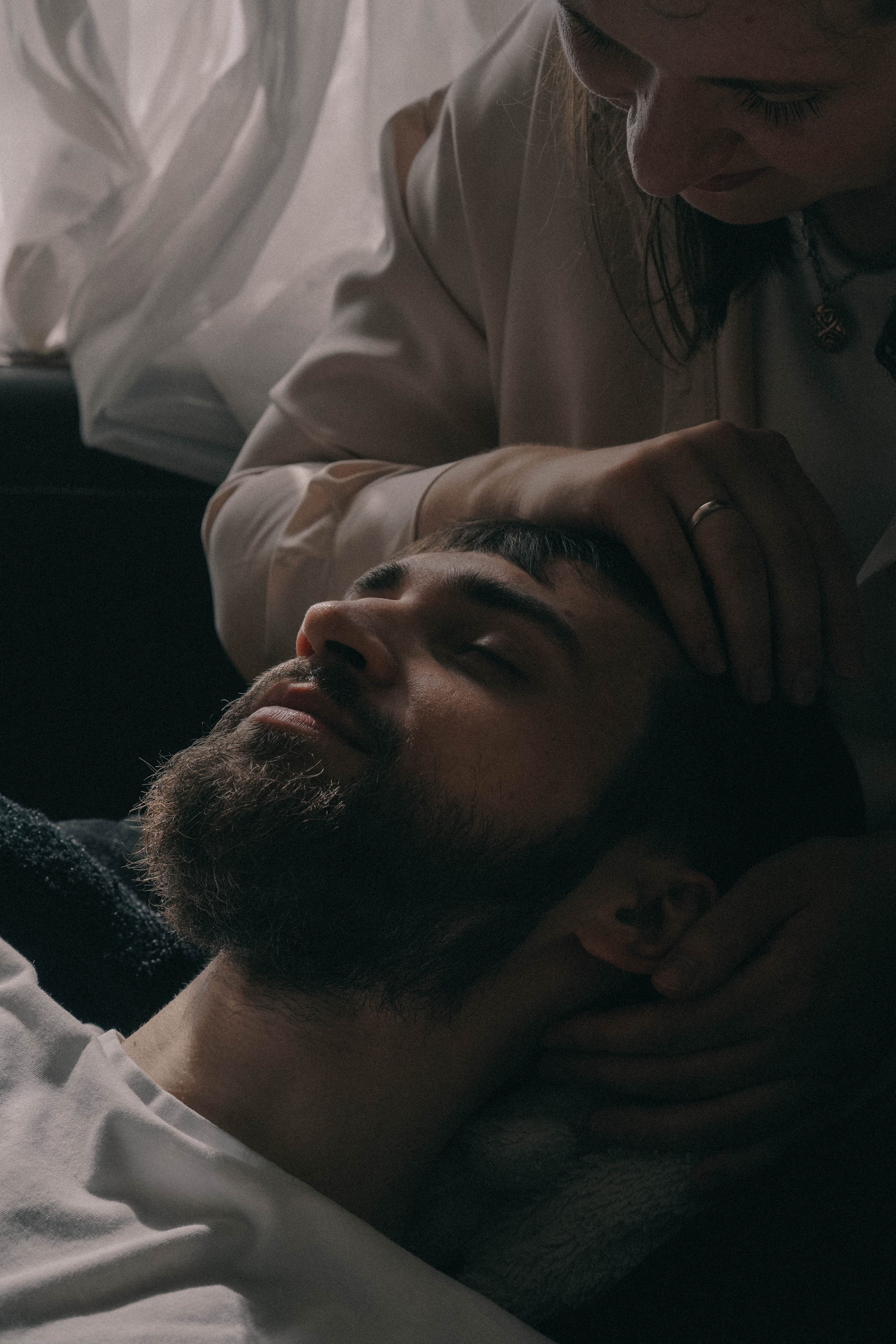 Она стала его нежностью. Семейный и свадебный фотограф