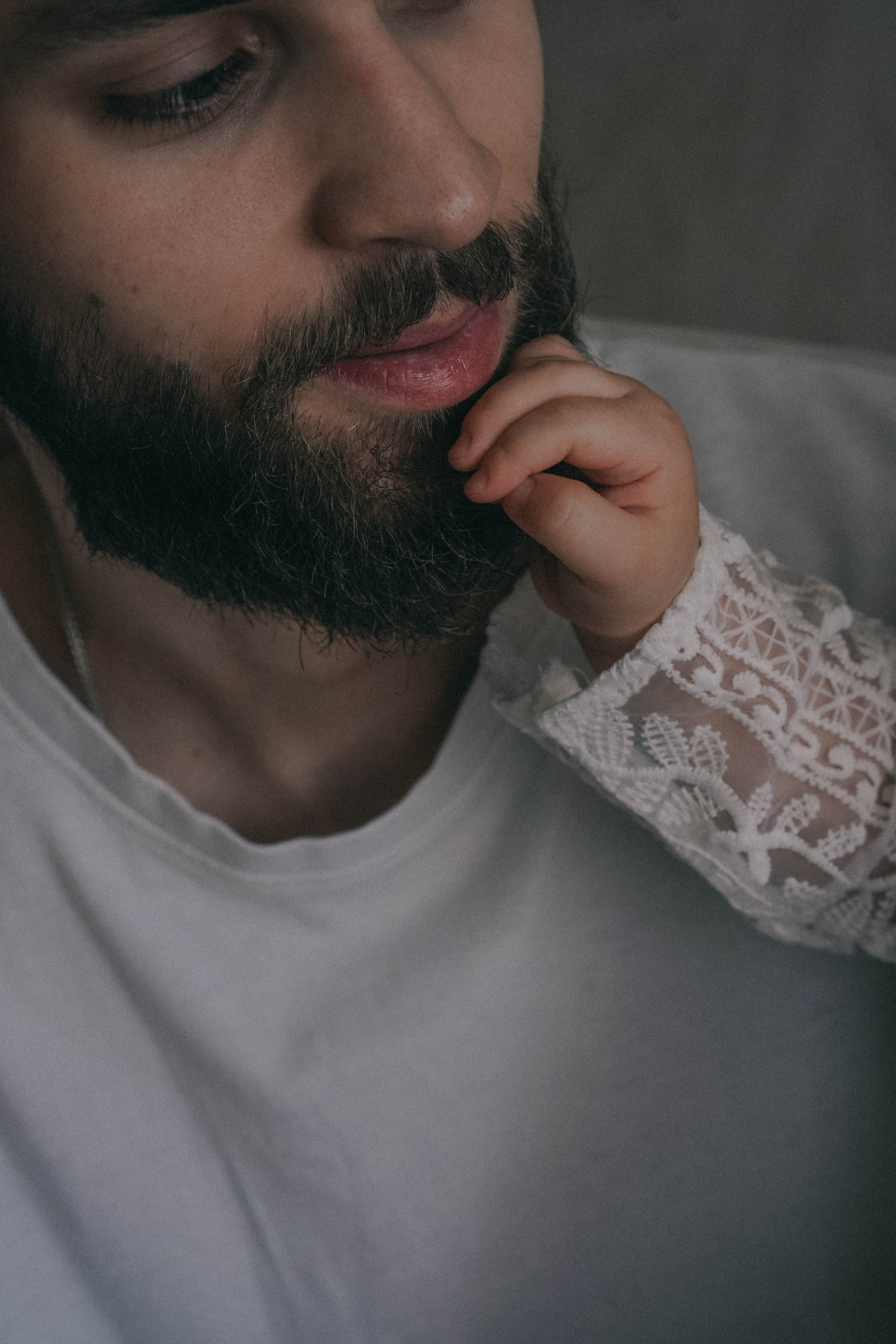 Она стала его нежностью. Семейный и свадебный фотограф