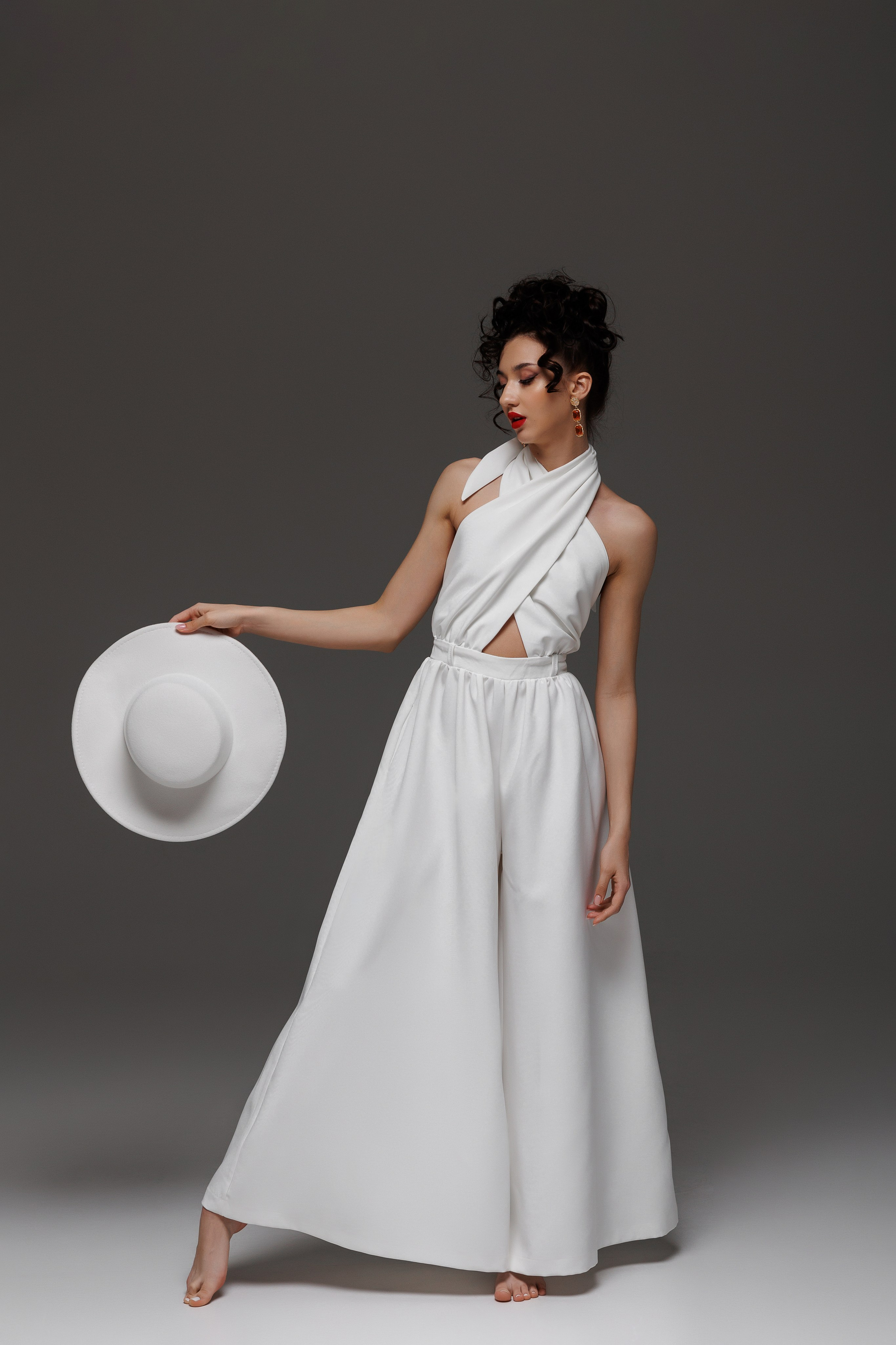 Комбинезон на лямке , с широкими брюками  и открытой спиной. Размер 44 , на рост до 170 см .