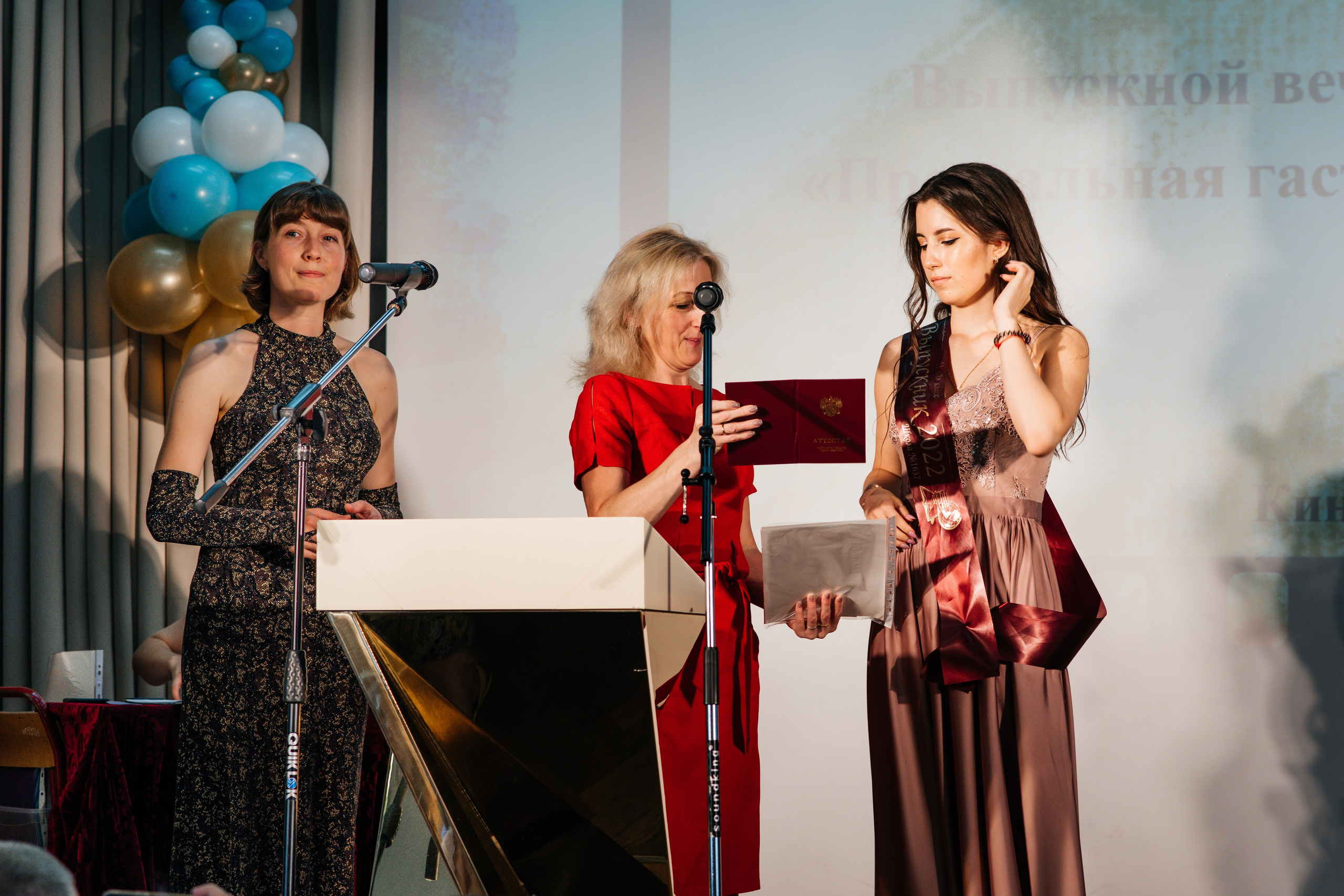 Вручение аттестатов. Выпускные альбомы в Подольске Москве и МО