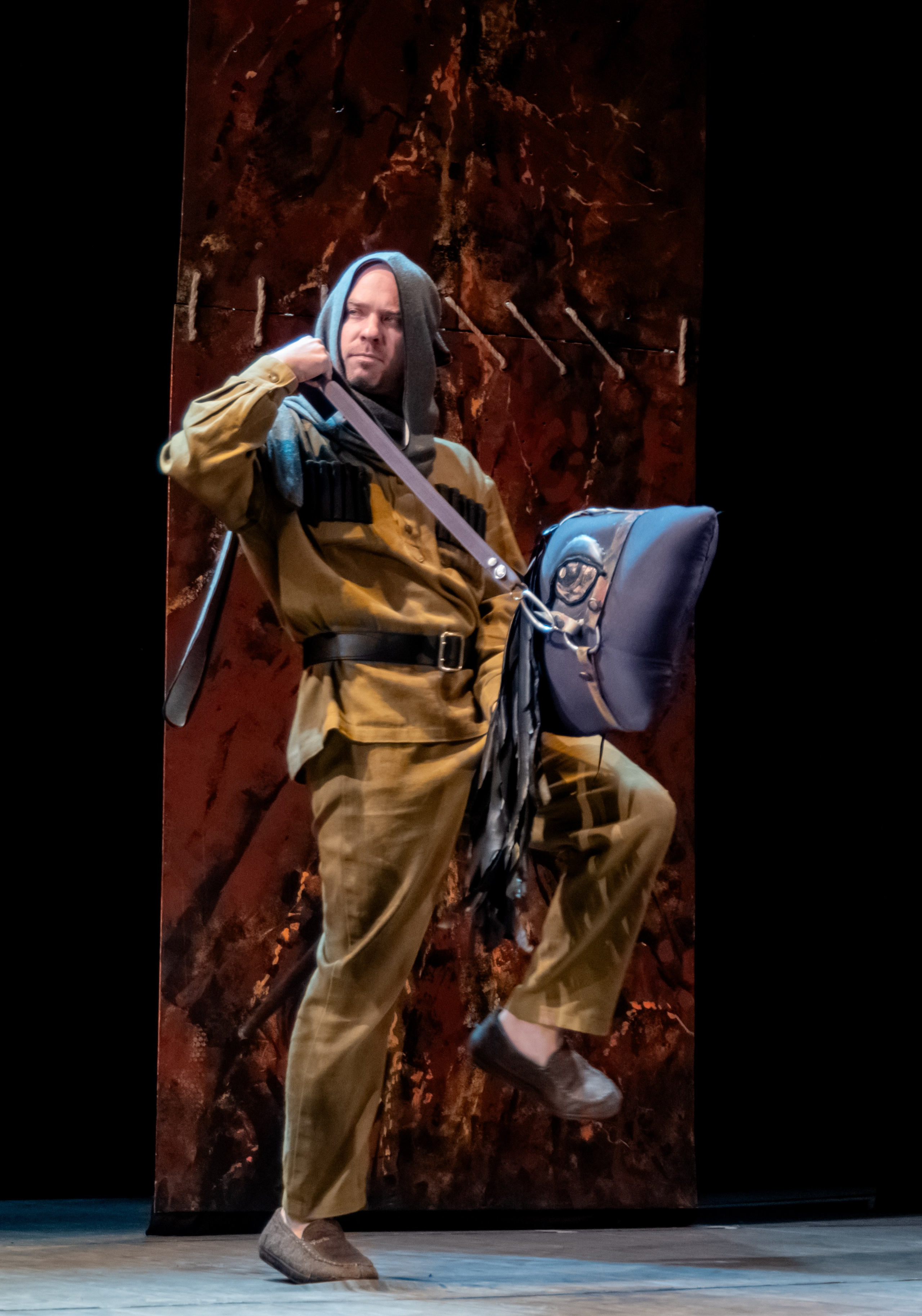 Сцена из спектакля "Кавказский меловой круг": старинные костюмы, деревенские декорации и атмосфера Кавказа. Театр "Самарская площадь