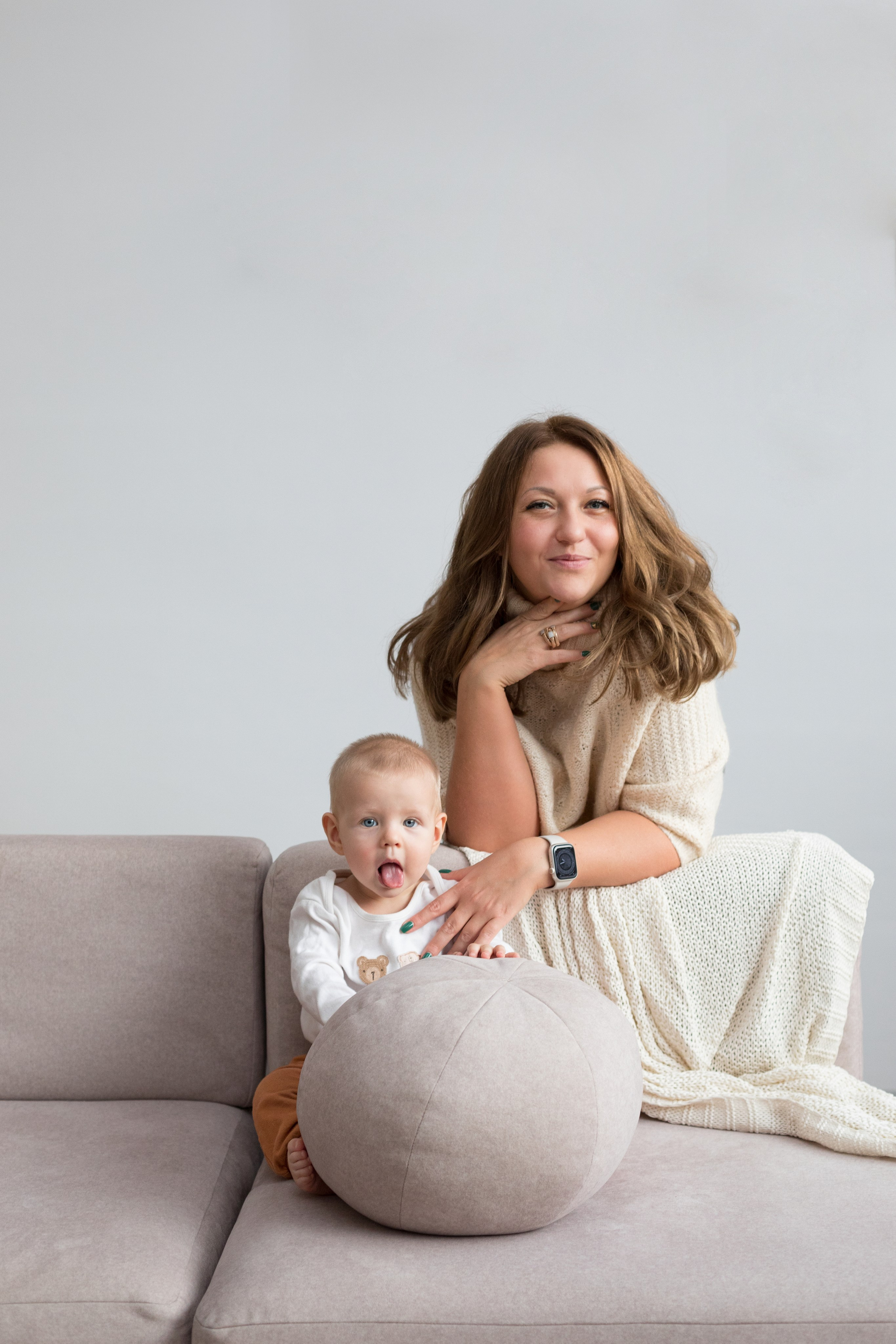 Студийная новогодняя фотосессия семьи. Детский и контент фотограф Надя Волкова Санкт-Петербург