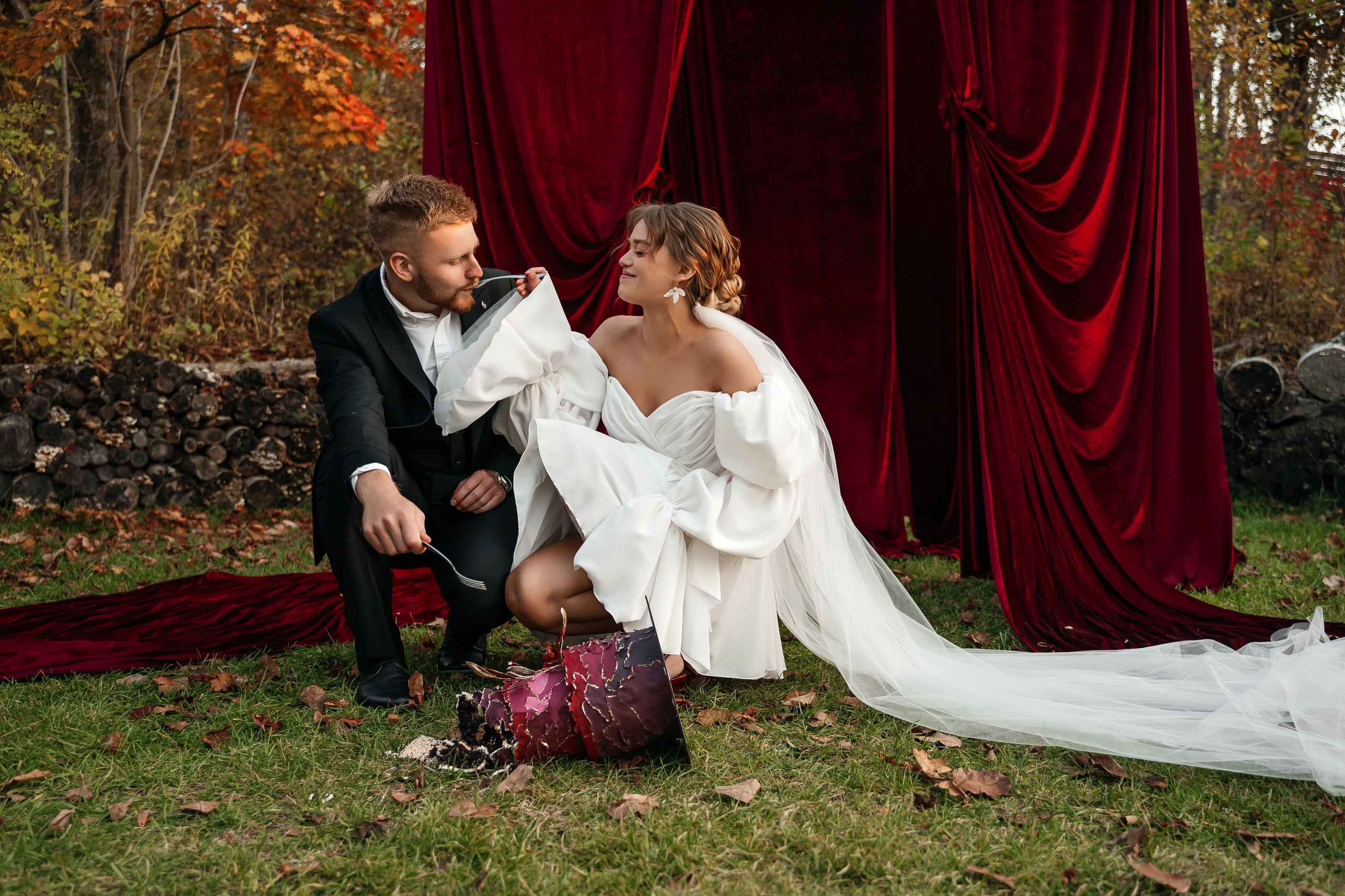 Свадебная церемония на фотозоне из красного бархата. Свадебный фотограф Елена Рякина