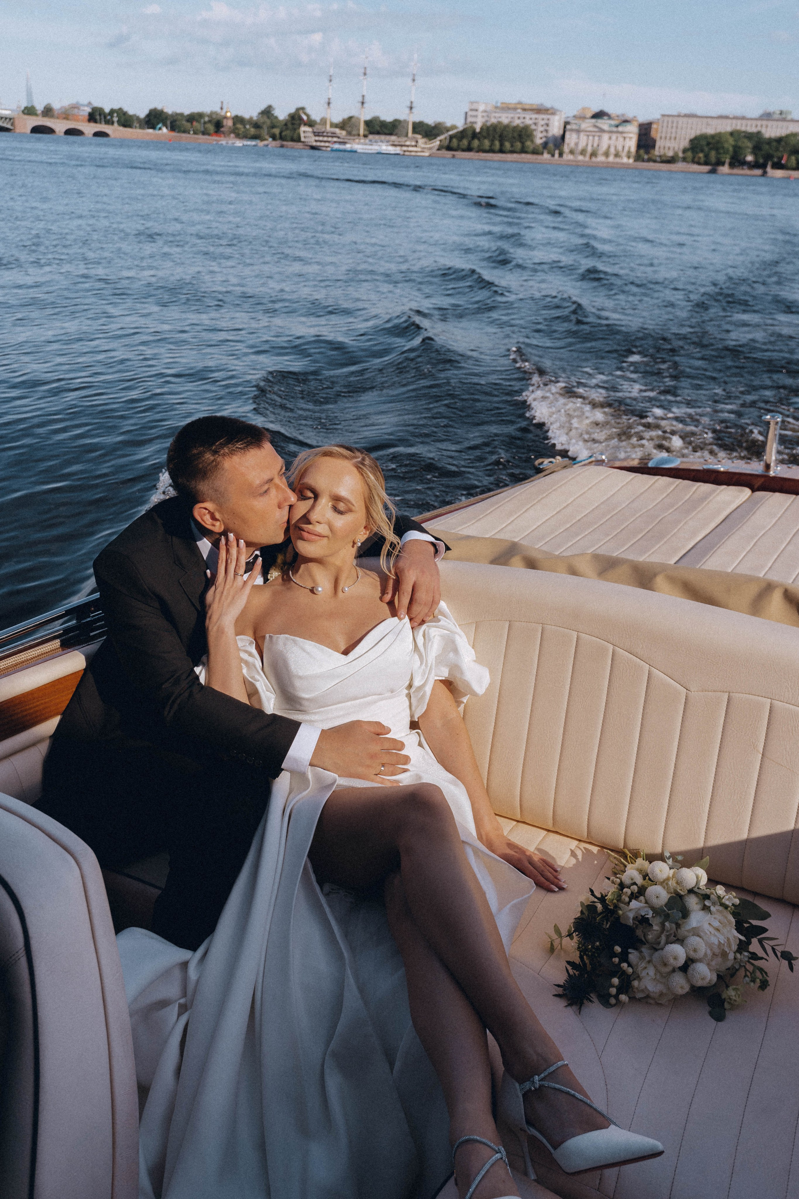 СВАДЕНБНАЯ СЬЕМКА НА КАТЕРЕ ПО КАНАЛАМ САНКТ-ПЕТЕРБУРГА И В АКВАТОРИИ НЕВЫ. Профессиональный фотограф, Санкт-Петербург — Виктория Богомолова