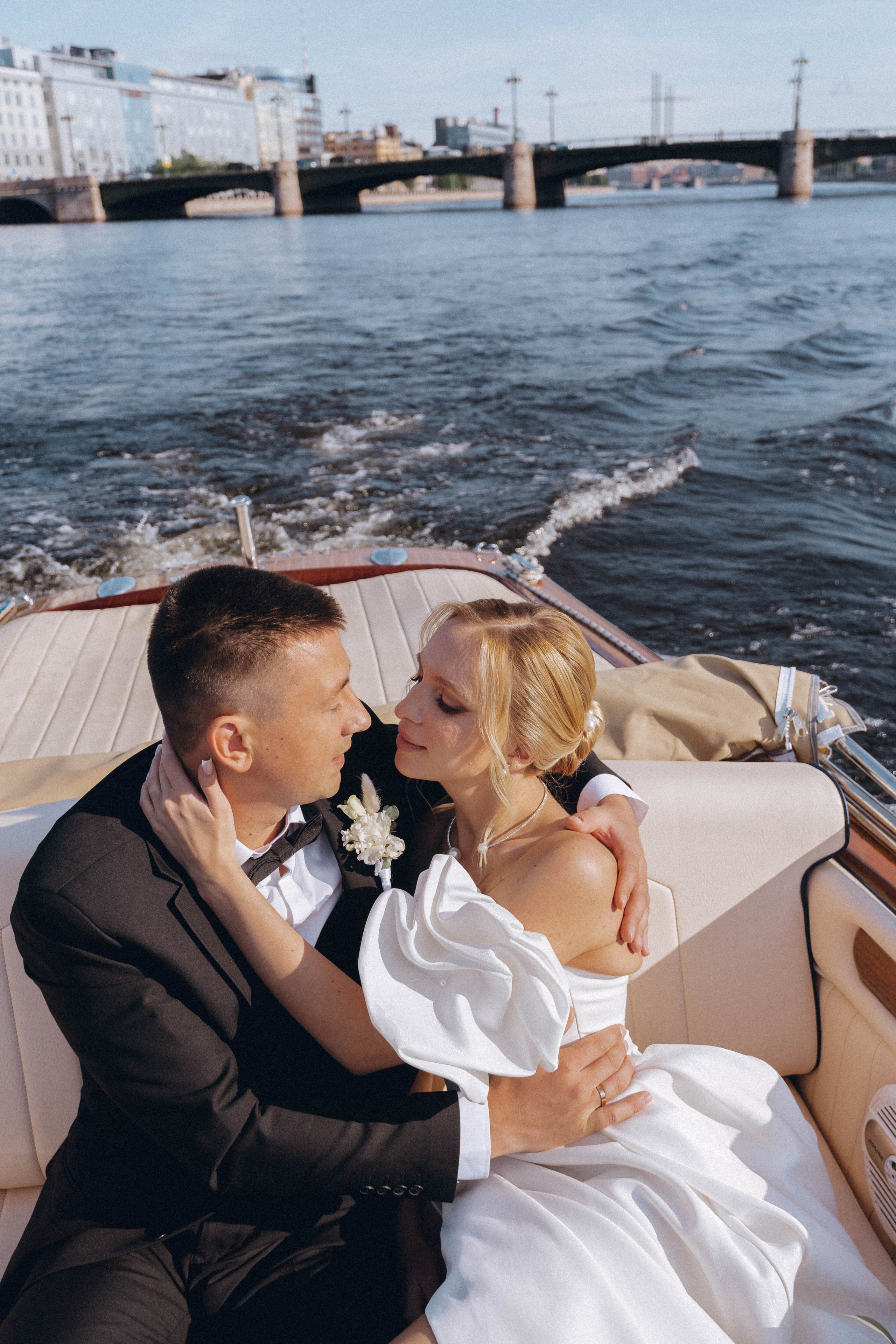 СВАДЕНБНАЯ СЬЕМКА НА КАТЕРЕ ПО КАНАЛАМ САНКТ-ПЕТЕРБУРГА И В АКВАТОРИИ НЕВЫ. Профессиональный фотограф, Санкт-Петербург — Виктория Богомолова