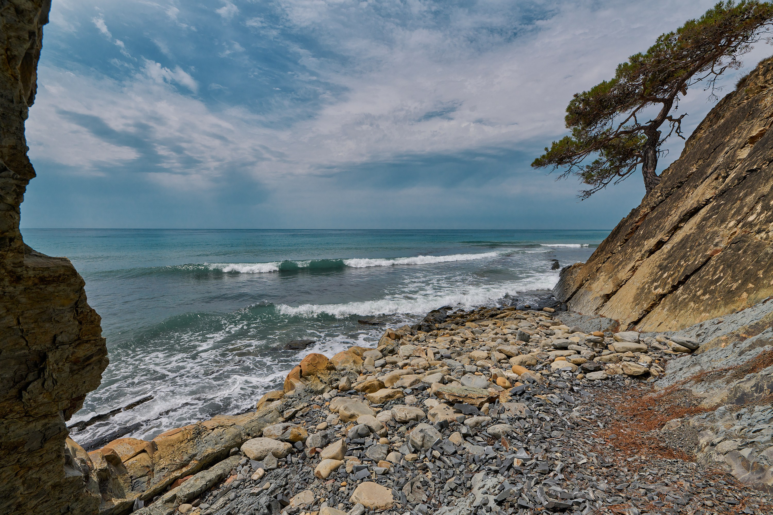 Геленджикский район, Краснодарский край, Кавказ, Черное море, скалы, горы, сосна, пляж, Джанхот, скала Черепаха
