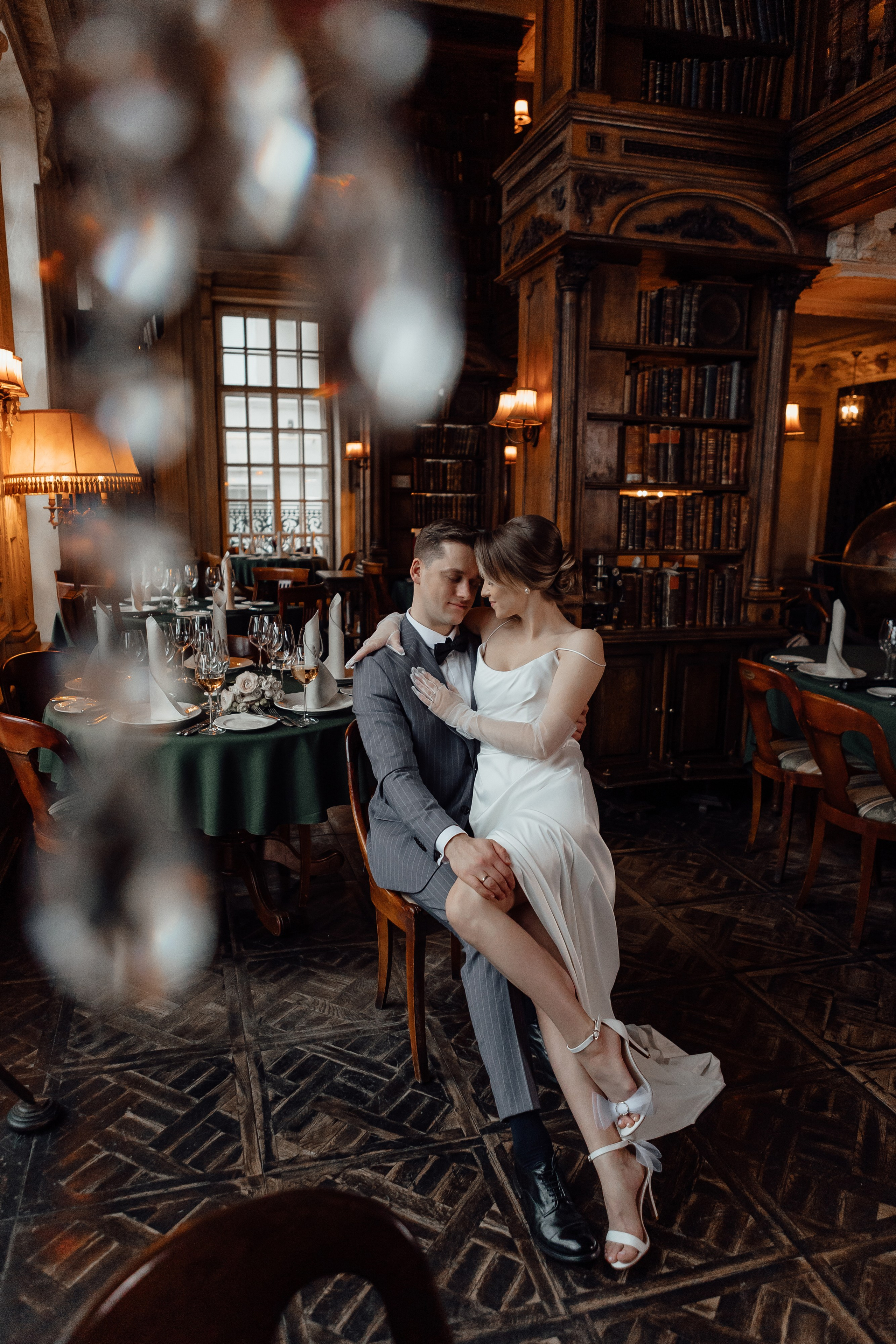 Свадебная фотосессия в Кафе Пушкинъ. Свадебный фотограф в Москве Дарья Олендарёва
