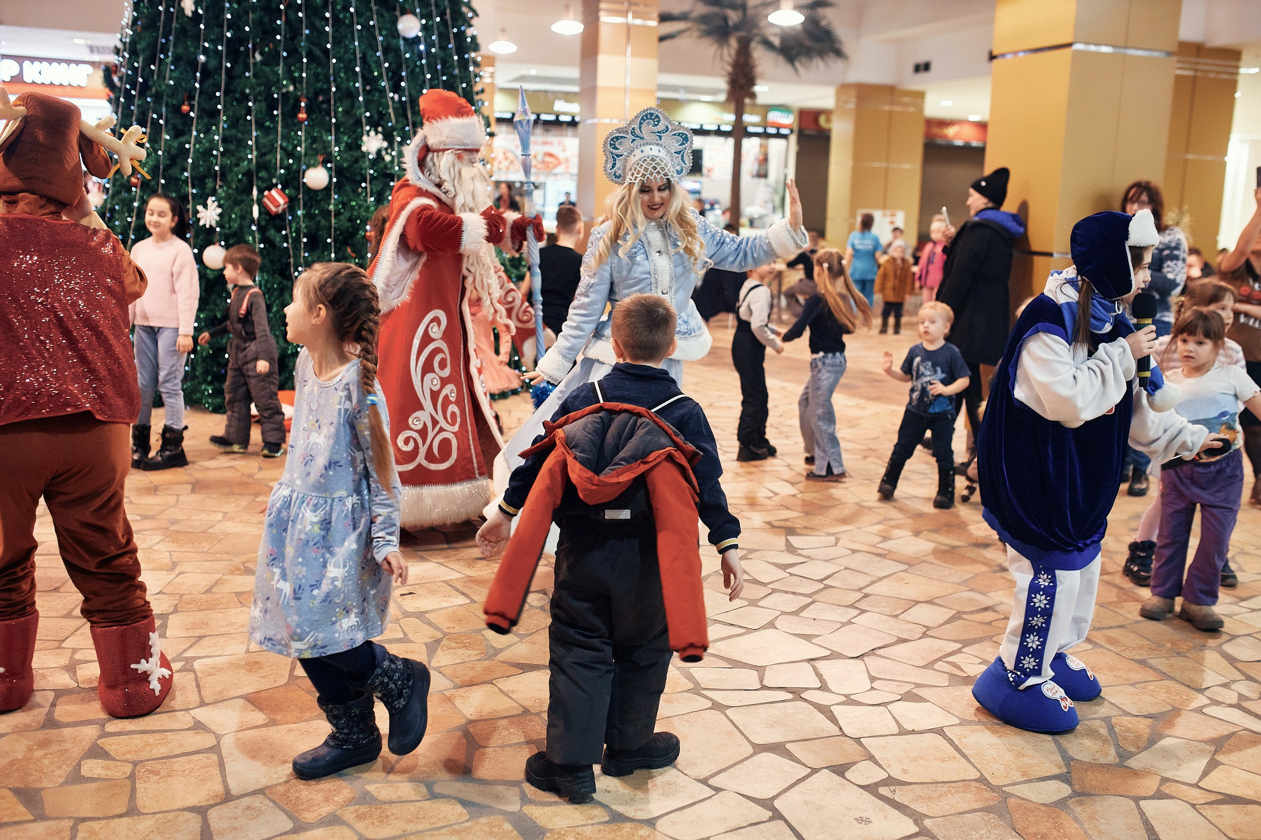 Детский новогодний праздник в ТЦ Июнь. Семейный и репортажной фотограф в Красноярске и Москве Виктор Бабинцев