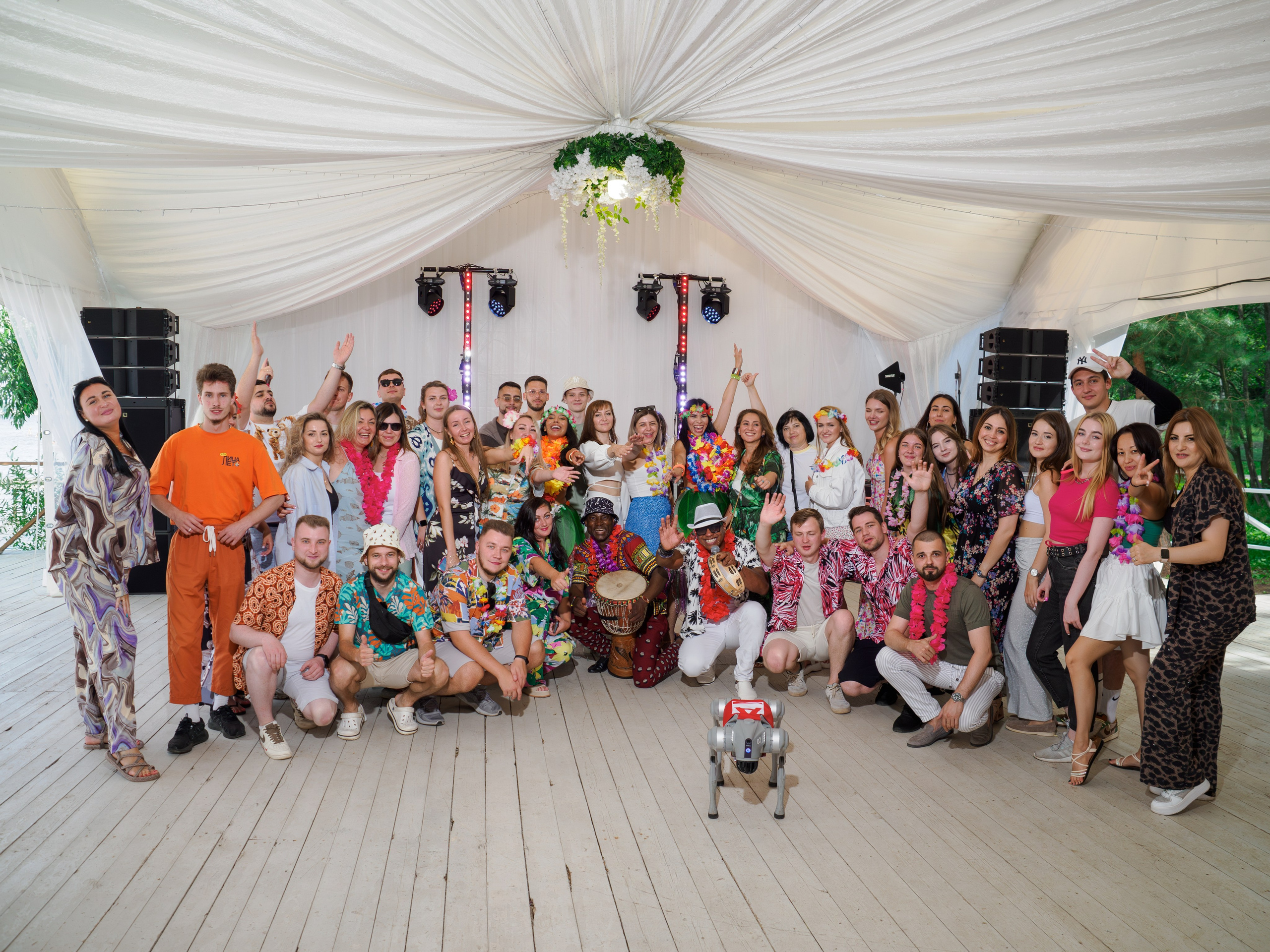 Групповая фотография компании на корпоративе в шатре на природе в Москве