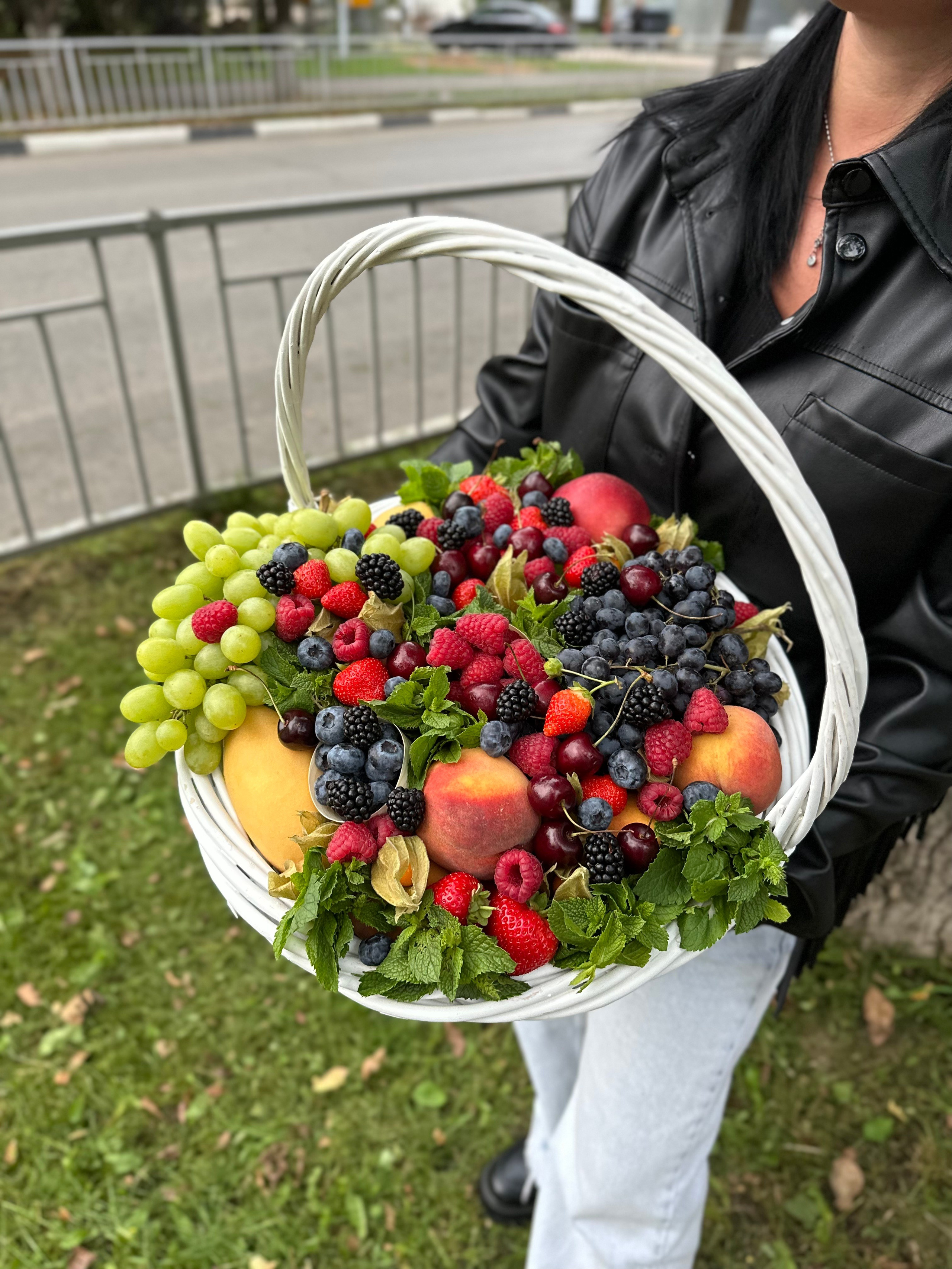 Корзины. Выездной кейтеринг, съедобные букеты, торты и сладости на заказ