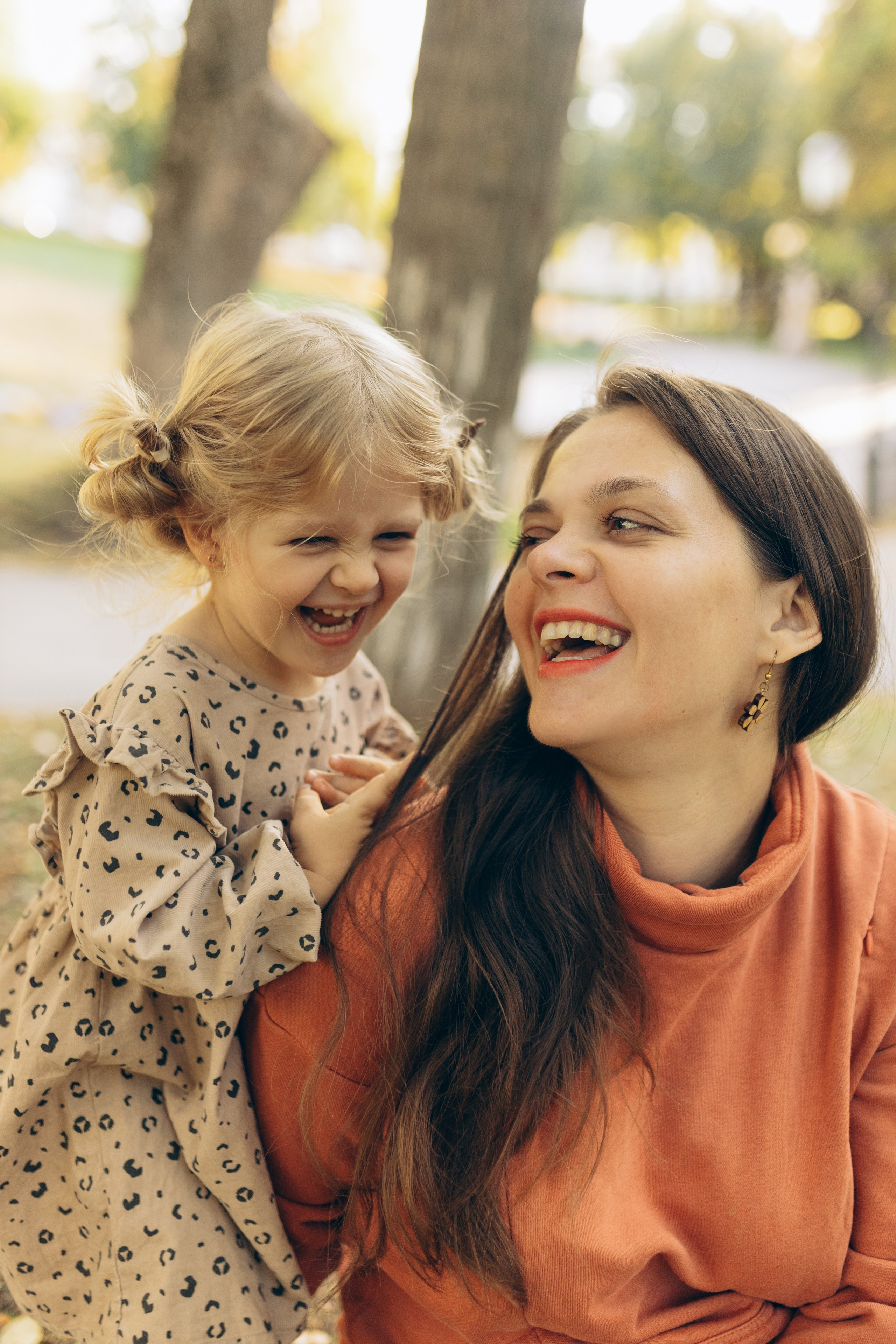 мама с маленькой дочкой семейная фотосессия осенью в парке Самара