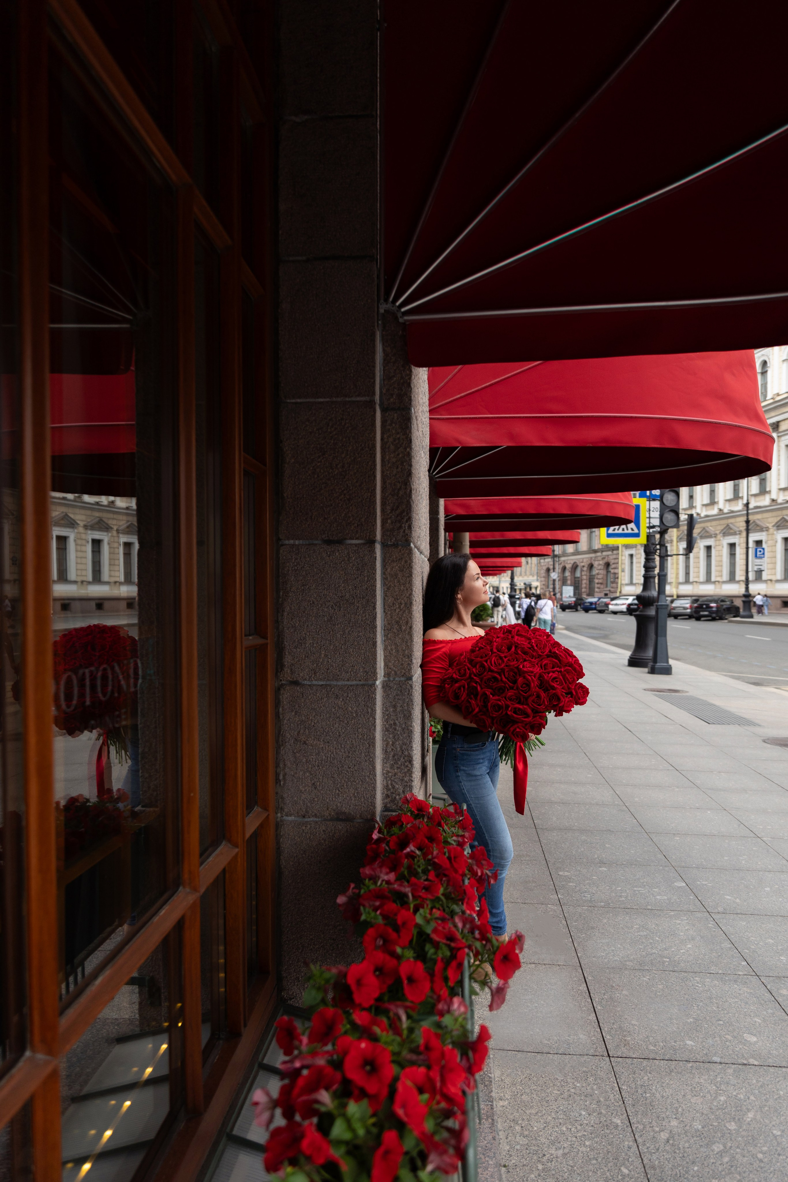 Фотопрогулка в центре с букетом красных роз. Семейный и свадебный фотограф в Санкт-Петербурге Татьяна Швыкова