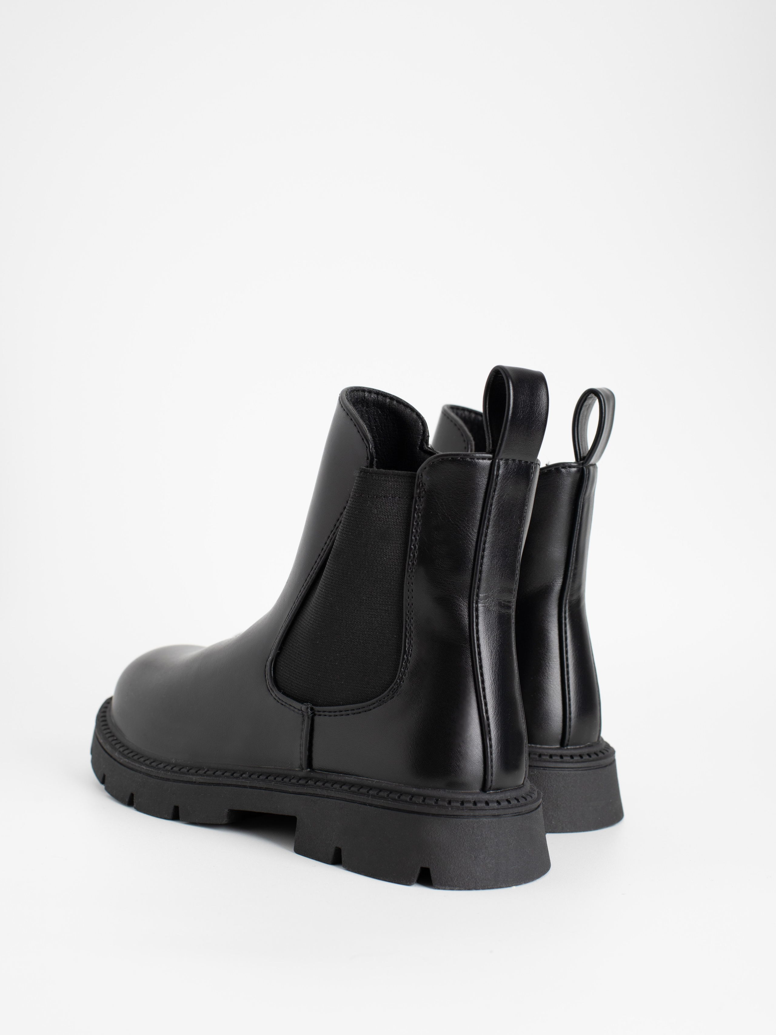 Ботинки для девочки. Фотостудия предметной и модельной съёмки для маркетплейсов