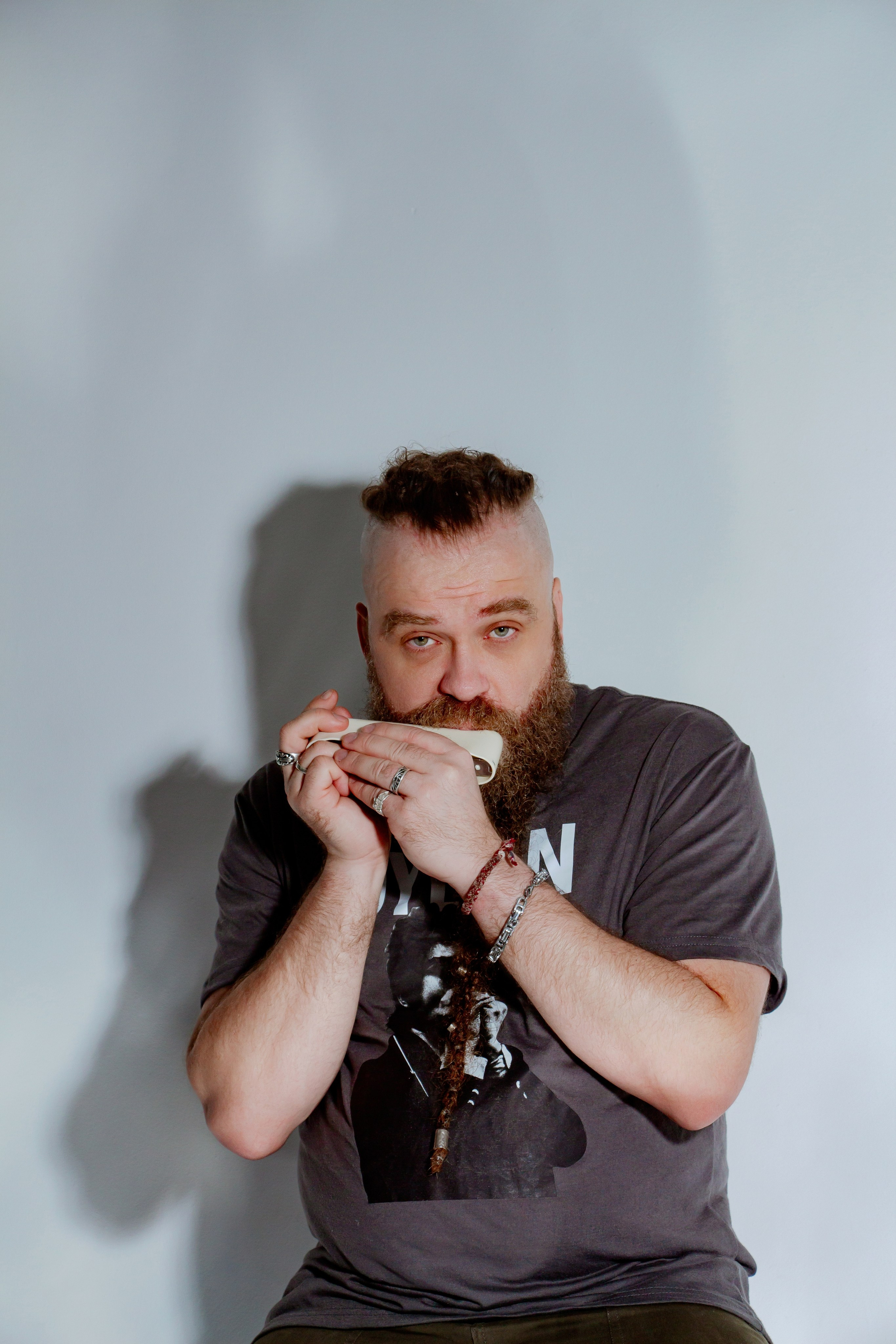 Борис Плотников. Губная гармоника. Мужской портрет, фотосессия для музыканта. Фотограф в Екатеринбурге Пойгина Елена