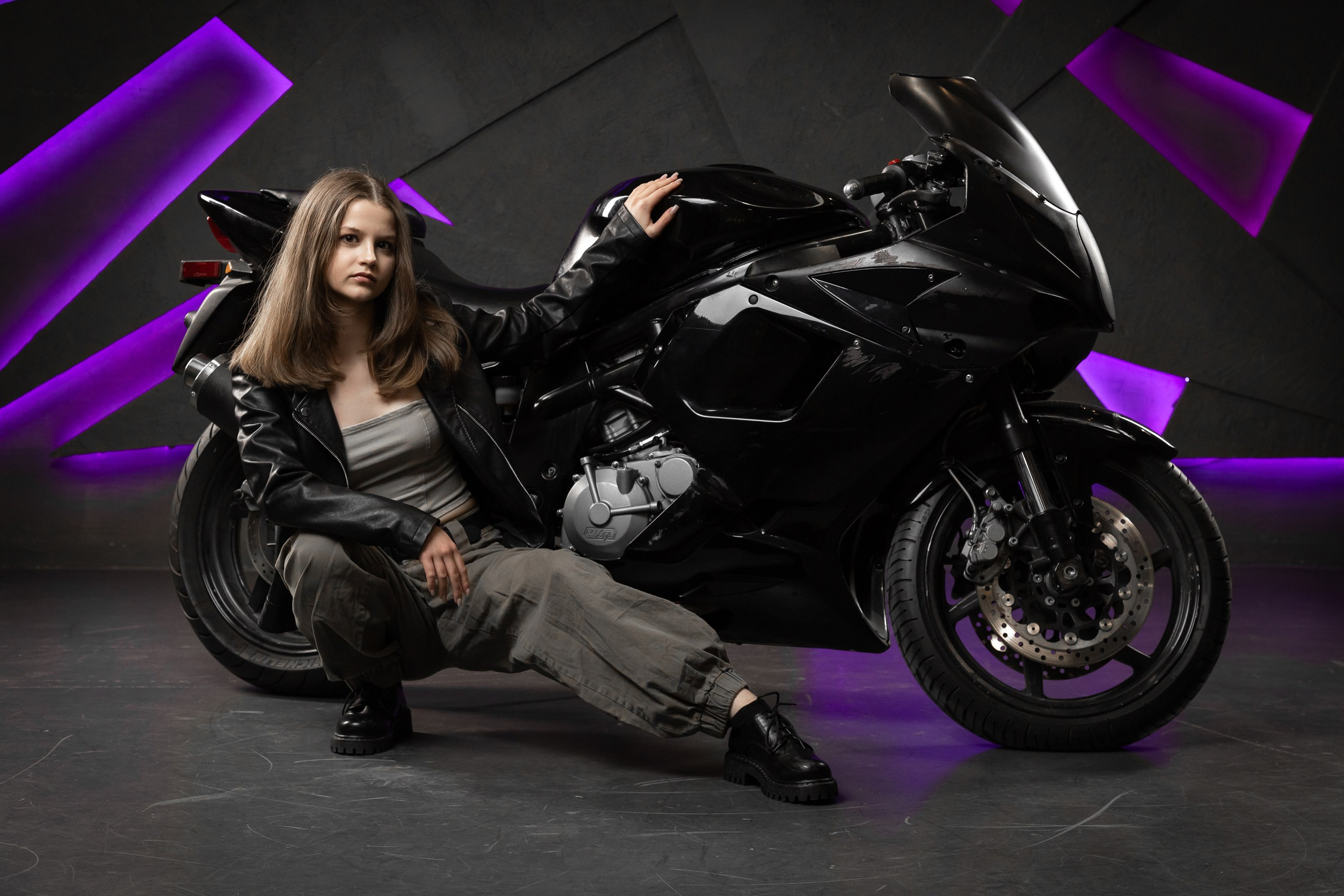 Фотосессия в студии с мотоциклом и доберманами. Фотограф в Санкт-Петербурге — Сергей Петров