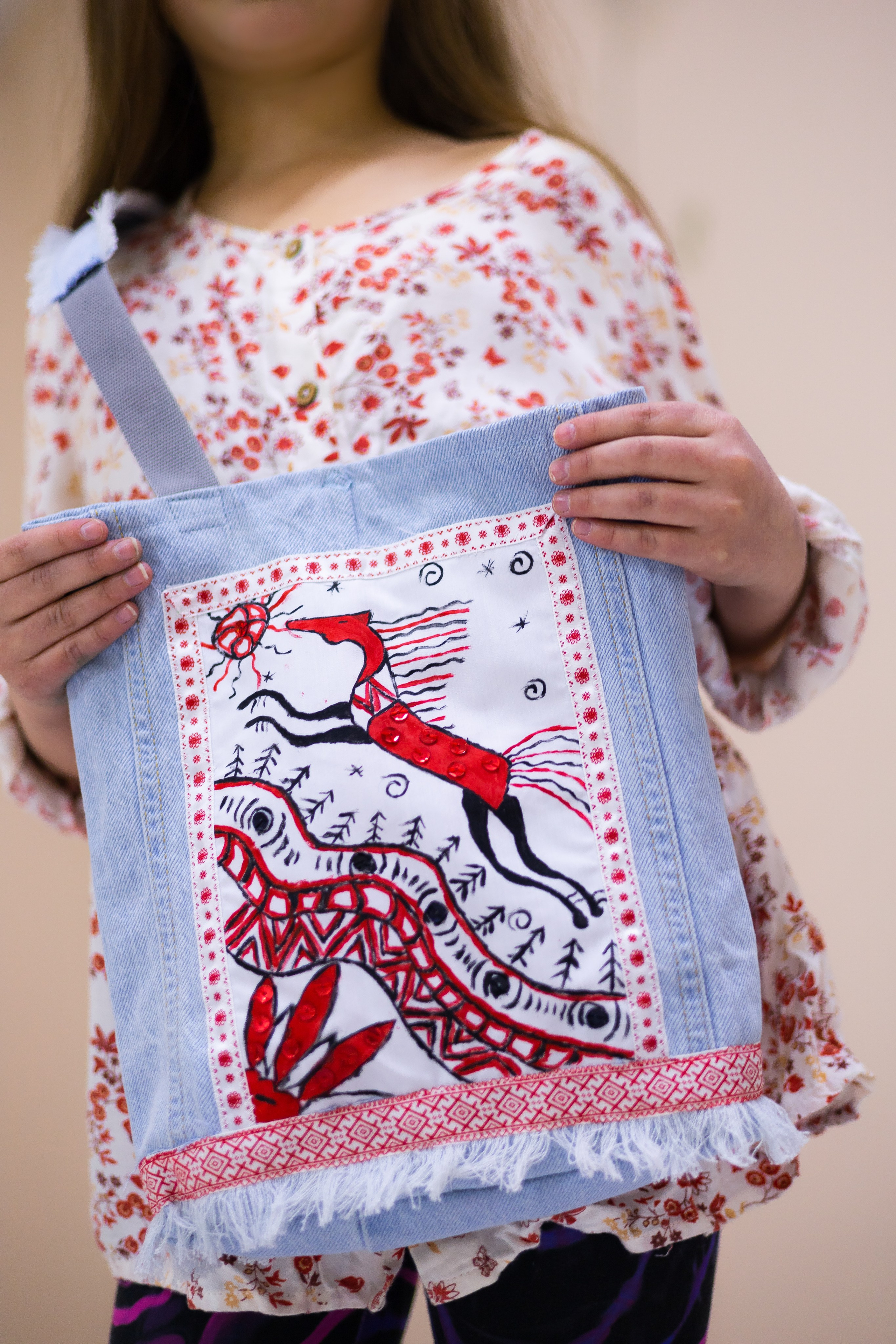 Сумки из денима с мезенской росписью своим руками в мастерской шитья и дизайна. Школа для девочек во Владивостоке — Само Совершенство