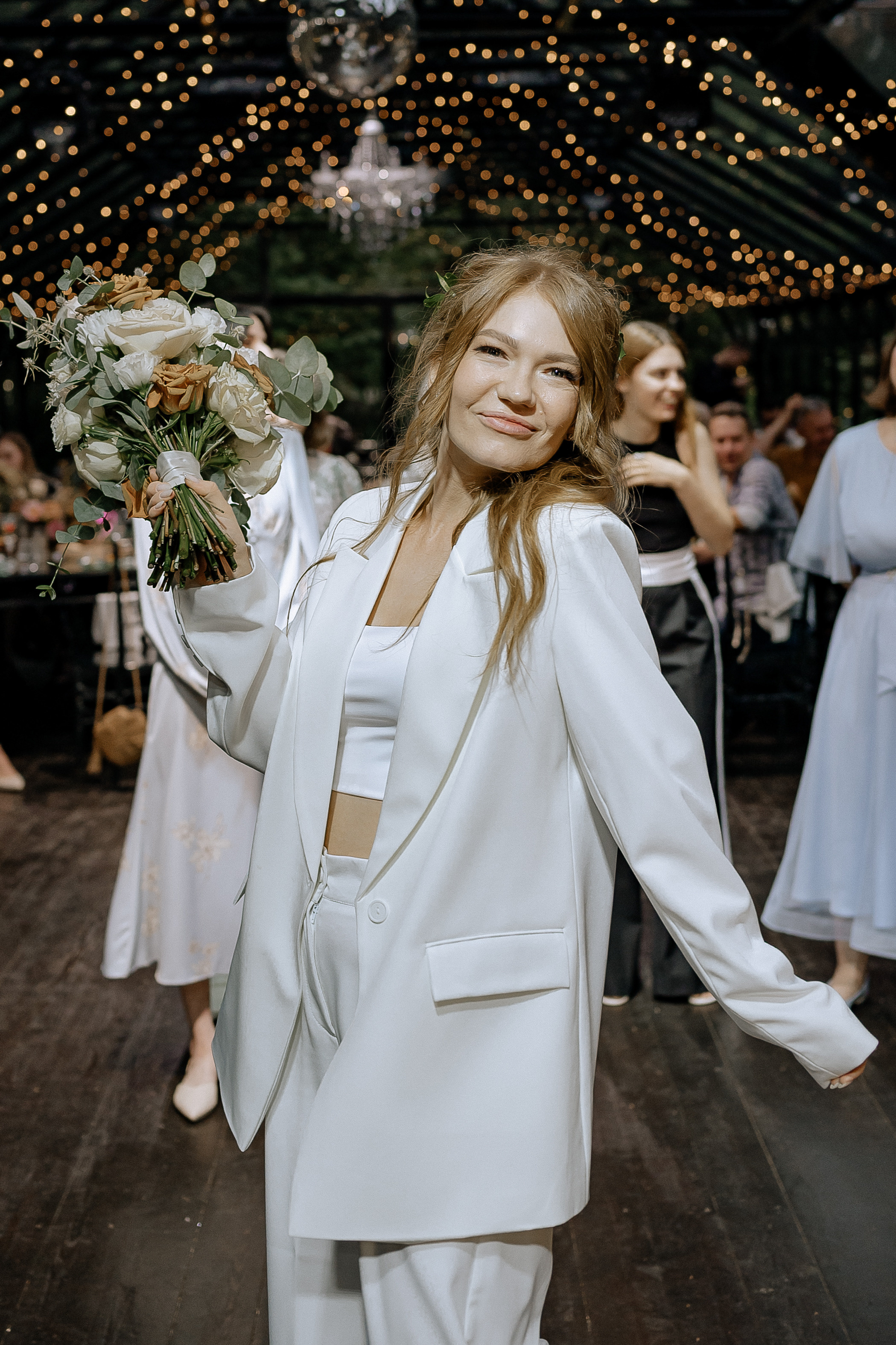 Невеста со свадебным букетом букет