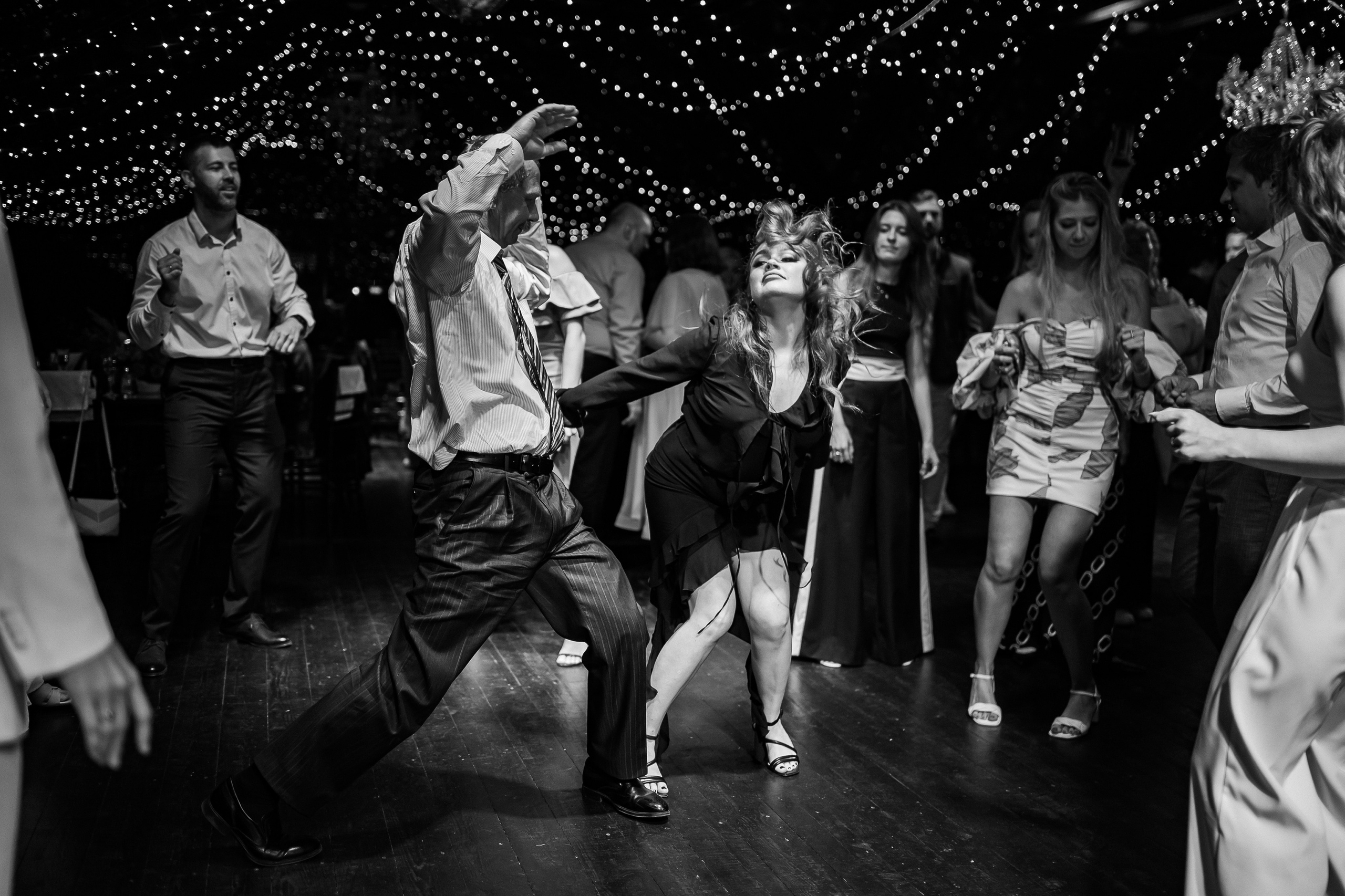 Танцы гостей на свадьбе