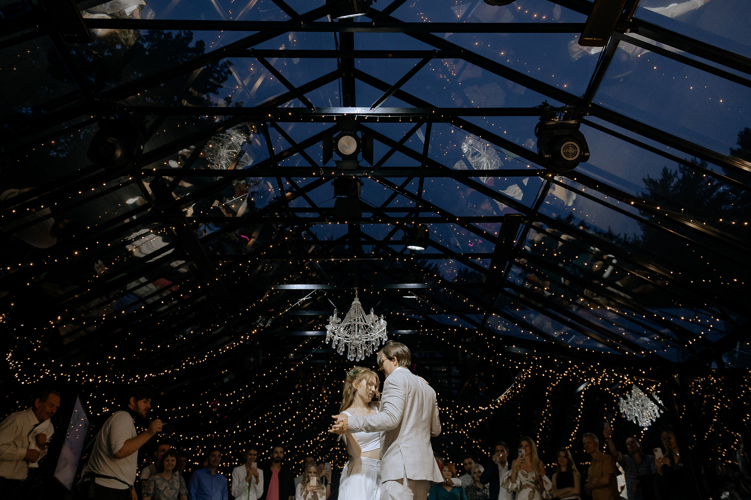 Свадебный танец жениха и невесты на свадебной площадке Forest Dew