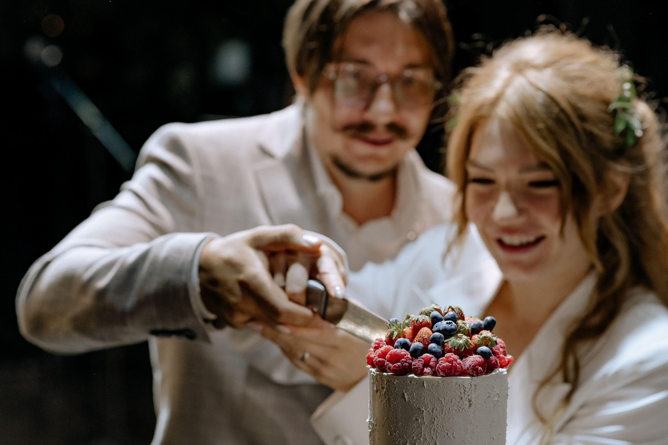 Отрезаем кусок торта на свадьбе