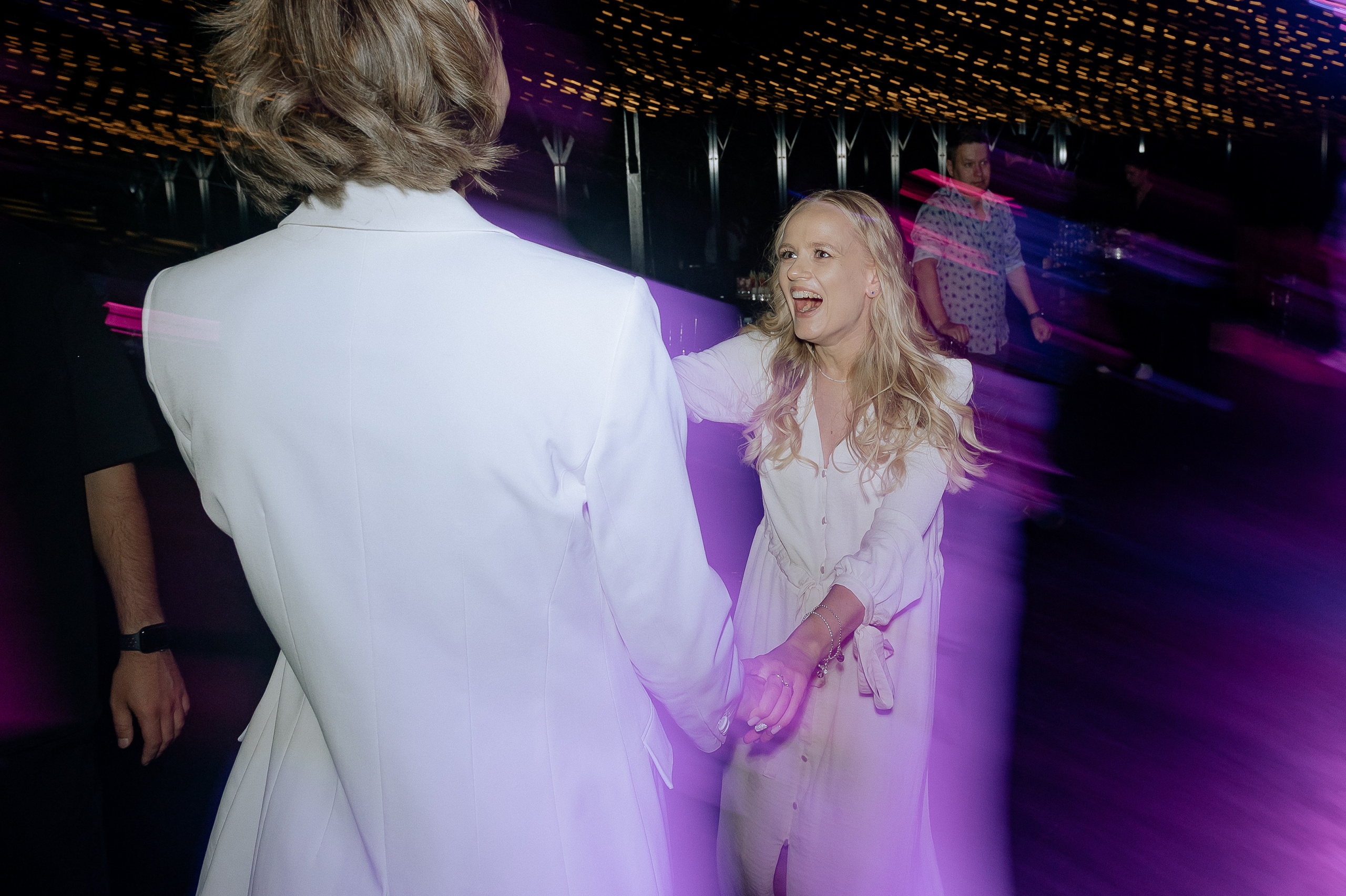 Танцы гостей на свадьбе на площадке Forest Dew