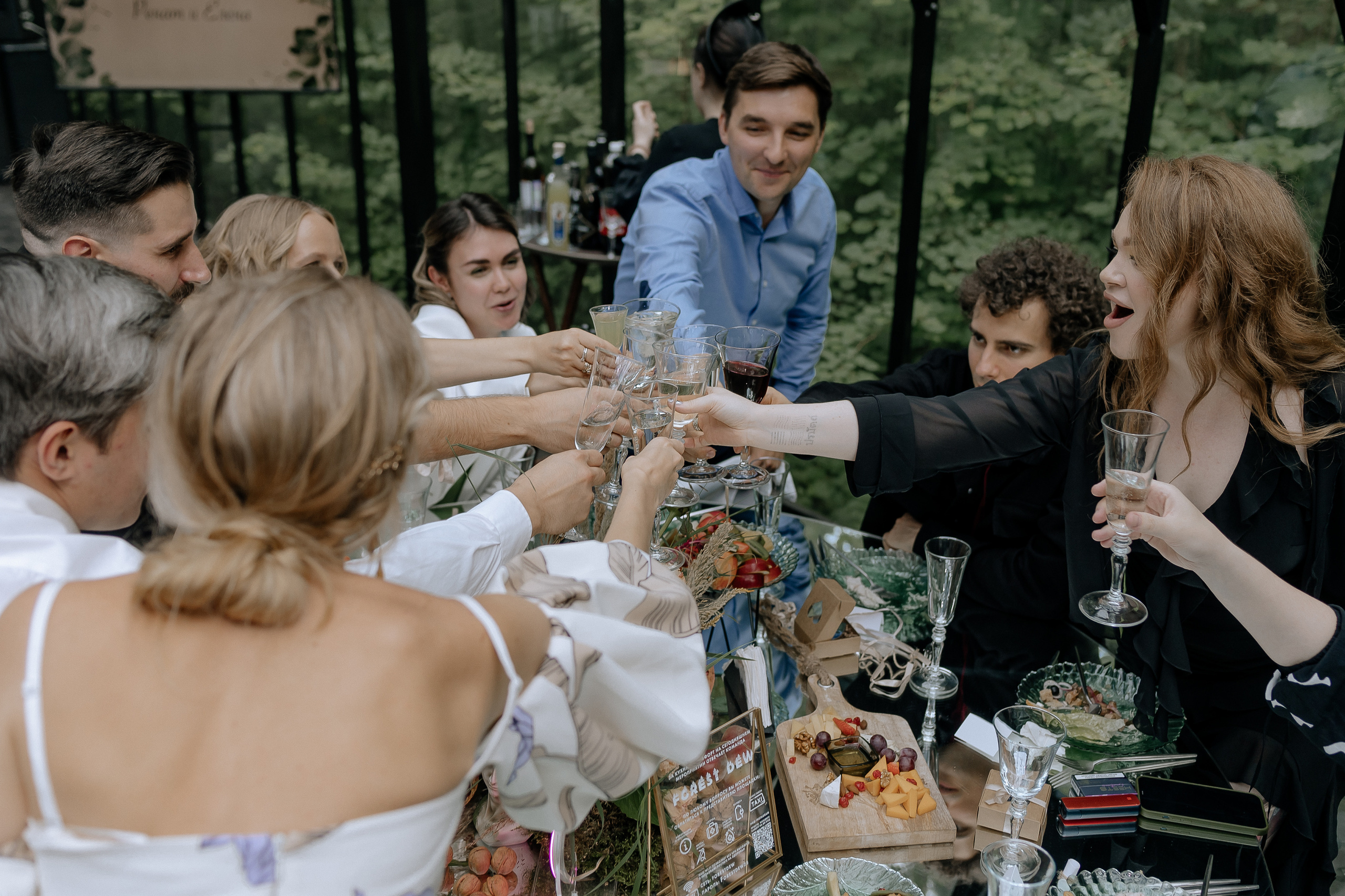 Банкет на свадебной площадке Forest Dew