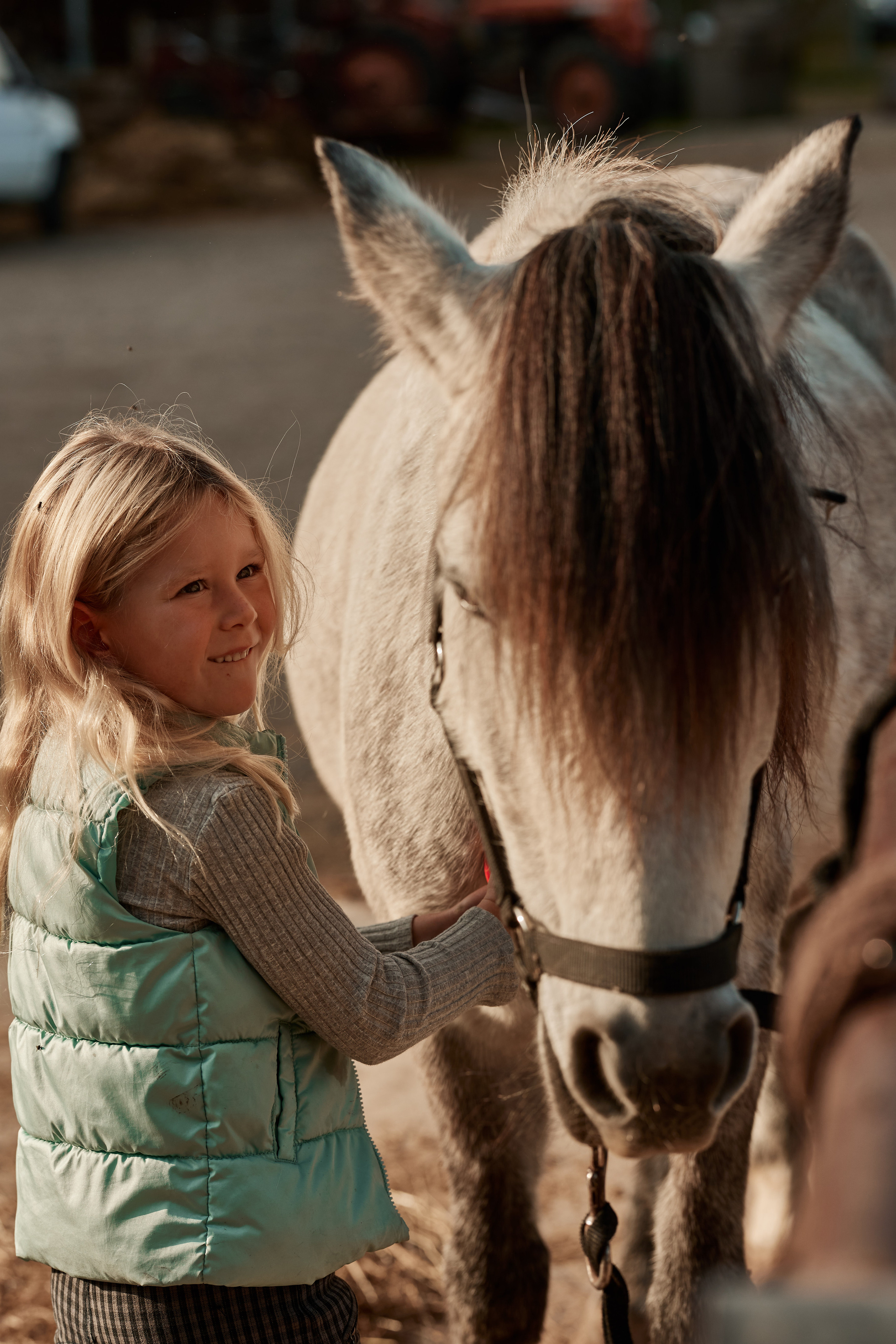 Reportage di bambini e pony. Fotografo di famiglie e ritrattista in Italia (Toscana)