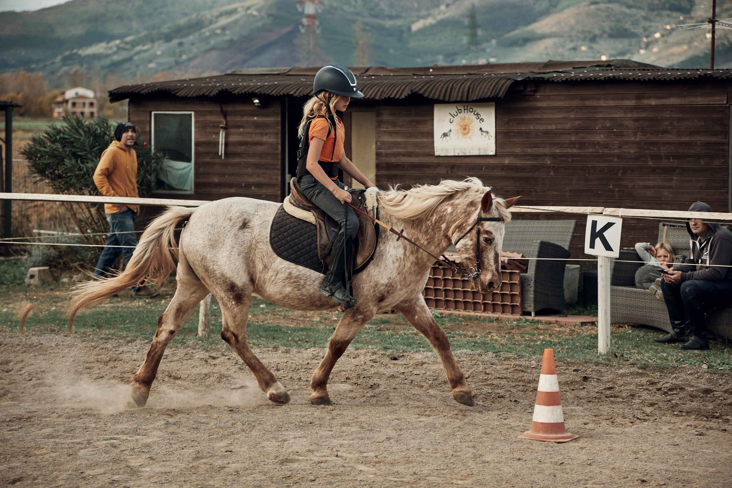 Reportage di bambini e pony. Fotografo di famiglie e ritrattista in Italia (Toscana)