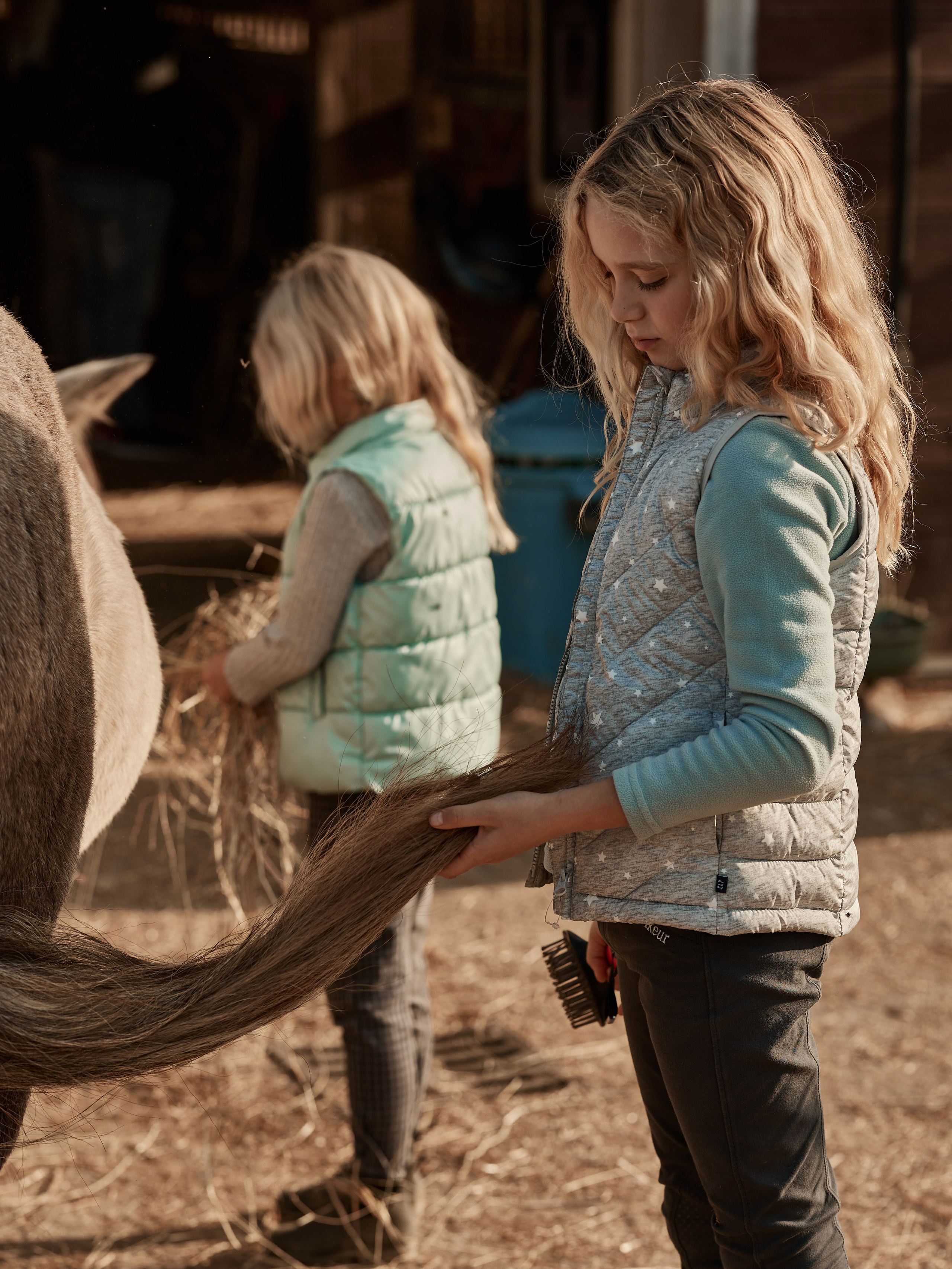 Reportage di bambini e pony. Fotografo di famiglie e ritrattista in Italia (Toscana)
