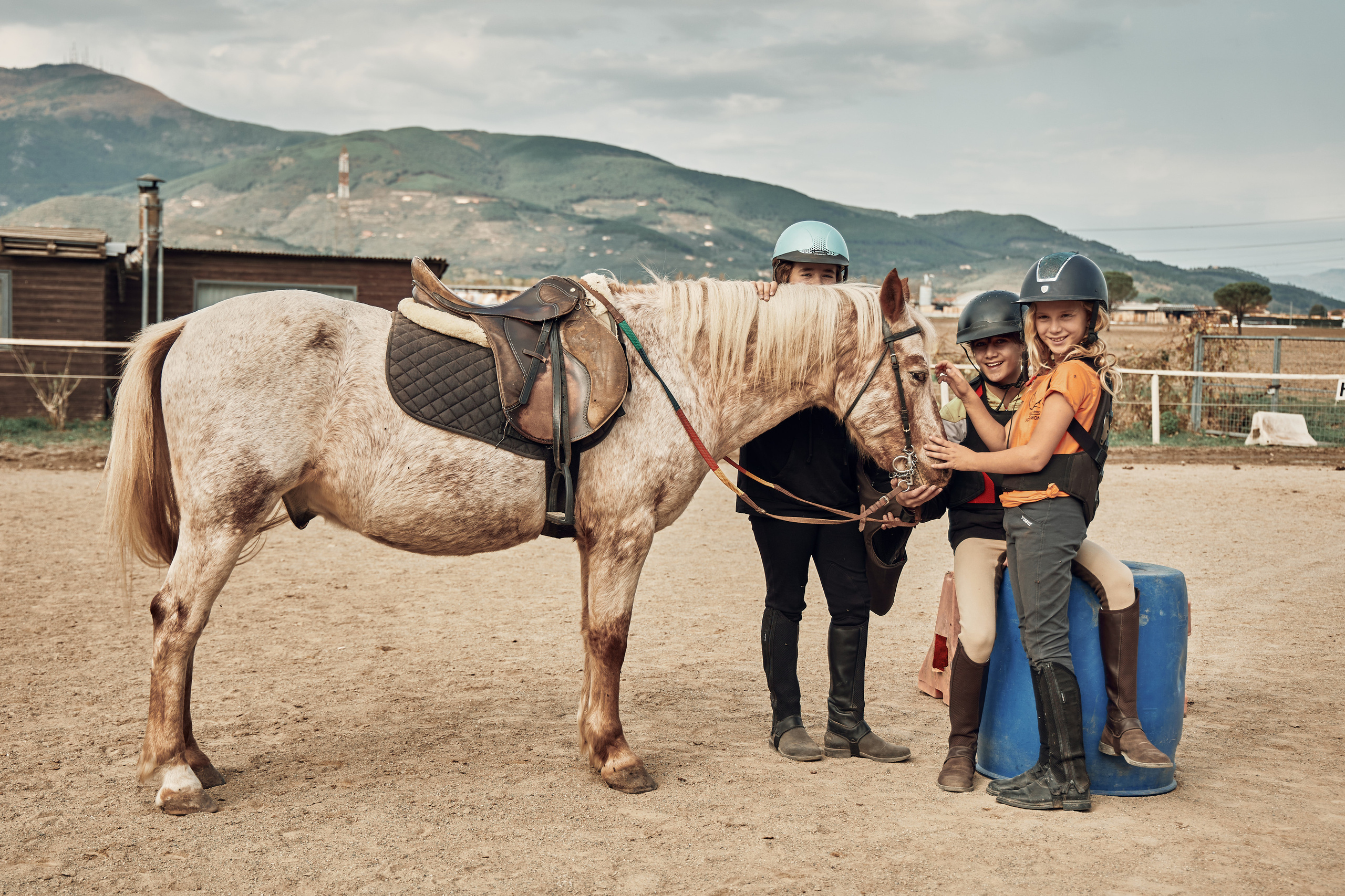 Reportage di bambini e pony. Fotografo di famiglie e ritrattista in Italia (Toscana)
