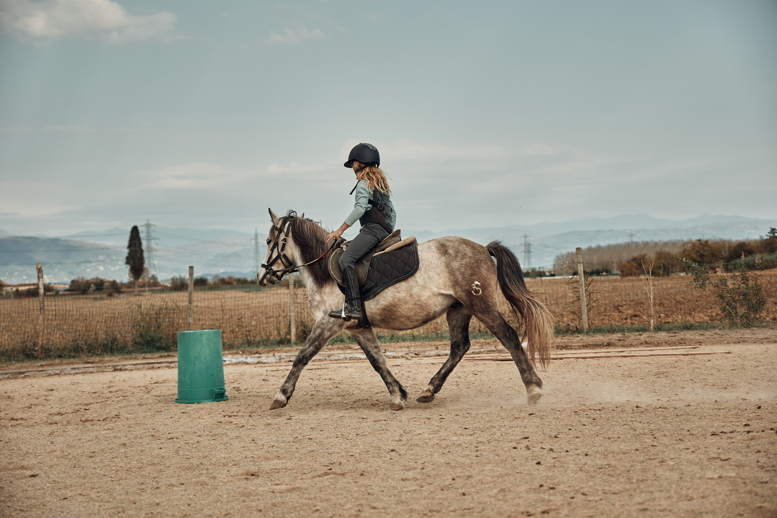 Reportage di bambini e pony. Fotografo di famiglie e ritrattista in Italia (Toscana)