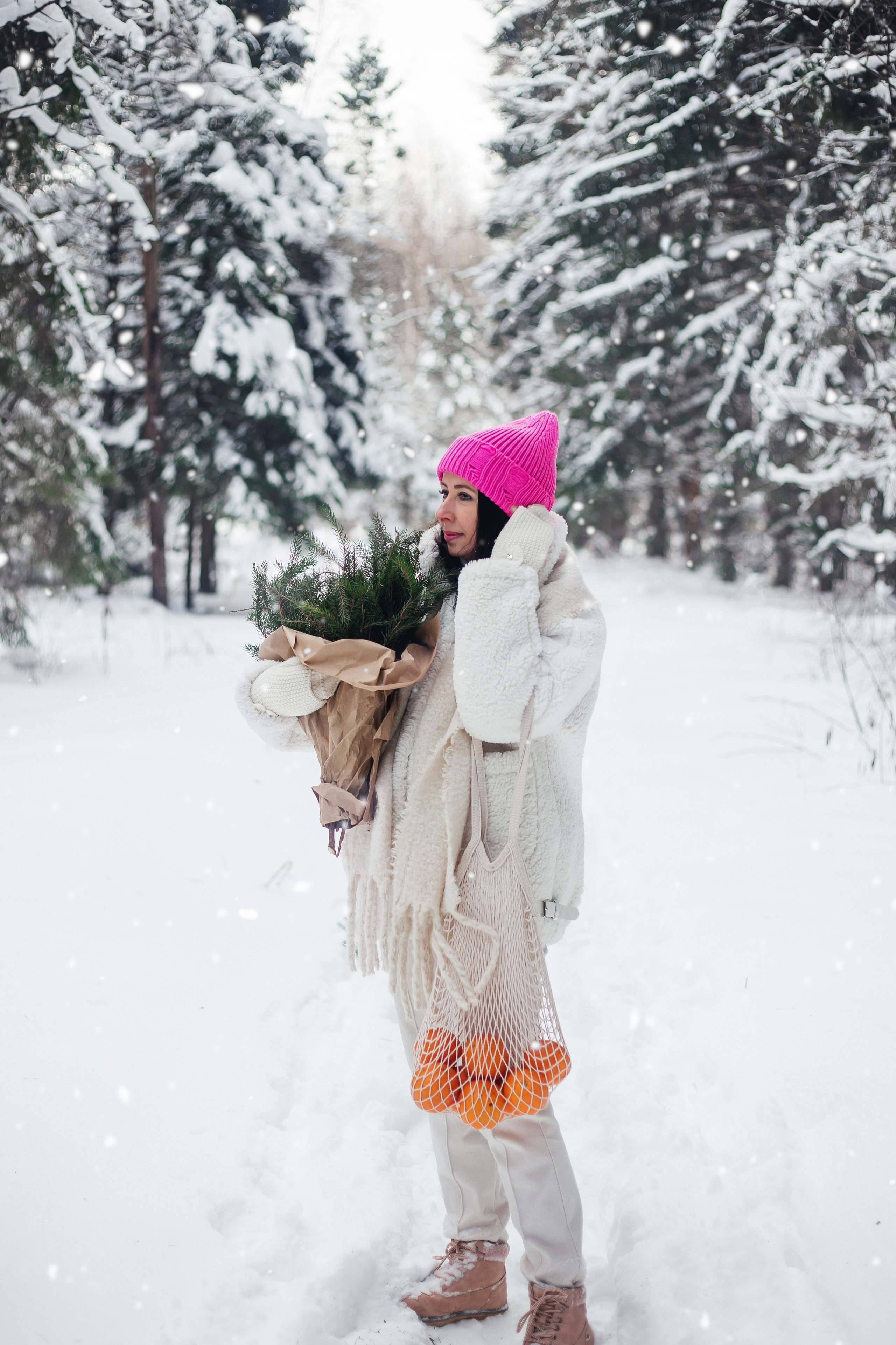 Снежная фотосессия в лесу с тюльпанами зимой. Фотограф Дмитров и МО Валентина Халикова