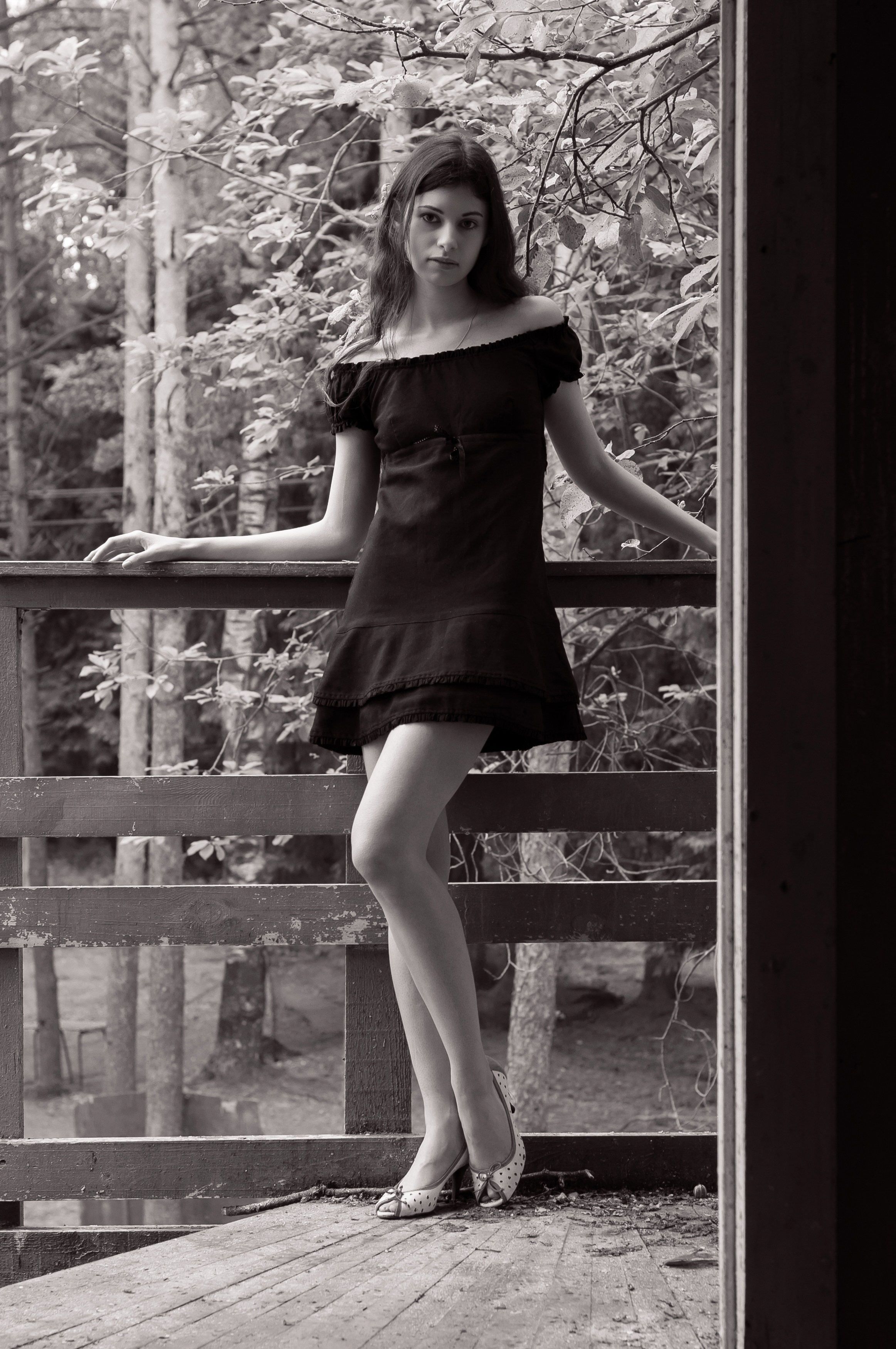 Черно-белое фото, Съемка в заброшенном коттедже, Красивое, художественное, сзади, на заднем плане, красота, голубое, яркое, брюнетка, ягодицы, цвет, день, пустынно, мода, девушка, изящество, грациозная, в помещении, интерьер, слева, ноги, свет, модель, голая, обнаженный, старый, портрет, позирование, руины, соблазнительный, чувственность, сексуальный, стройный, бирюзовый, стена, окно, женщина, молодой