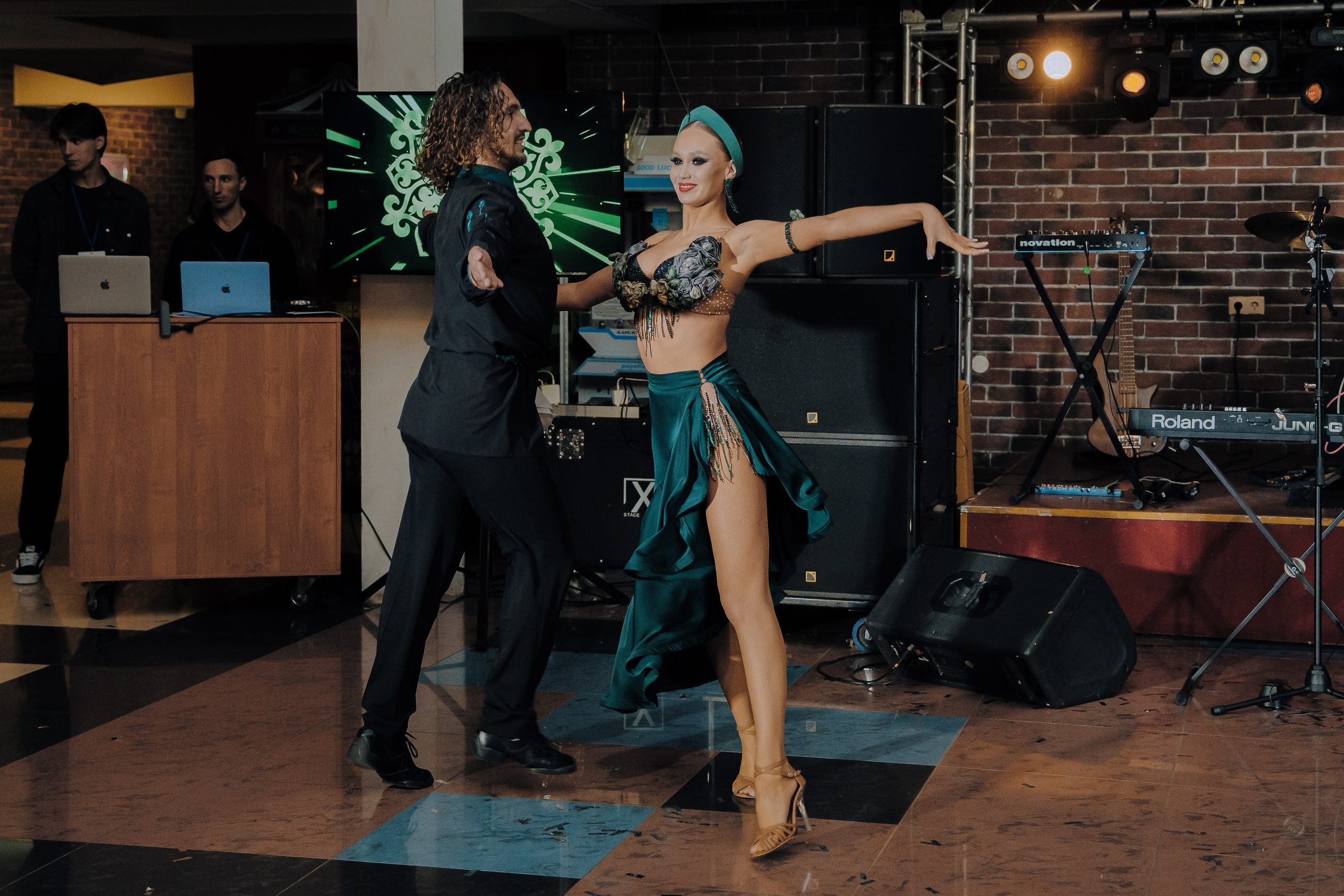 20 ЛЕТ МЕГАПОЛИС ЧЕЛЯБИНСК ХЕДЛАЙНЕР ЕЛКА. Репортажный фотограф Зуев Роман г. Челябинск