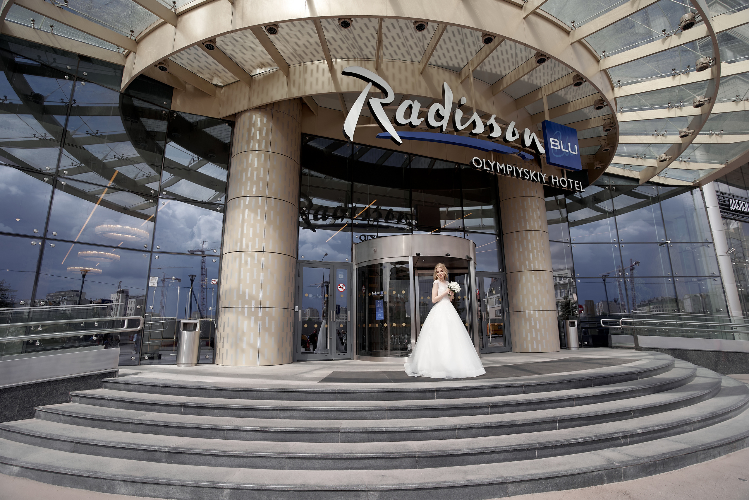 невеста выходит из отеля Radisson Blu Свадебная фотосъемка в Москве. Свадебный фотограф в Москве  Сергей Гаварос.