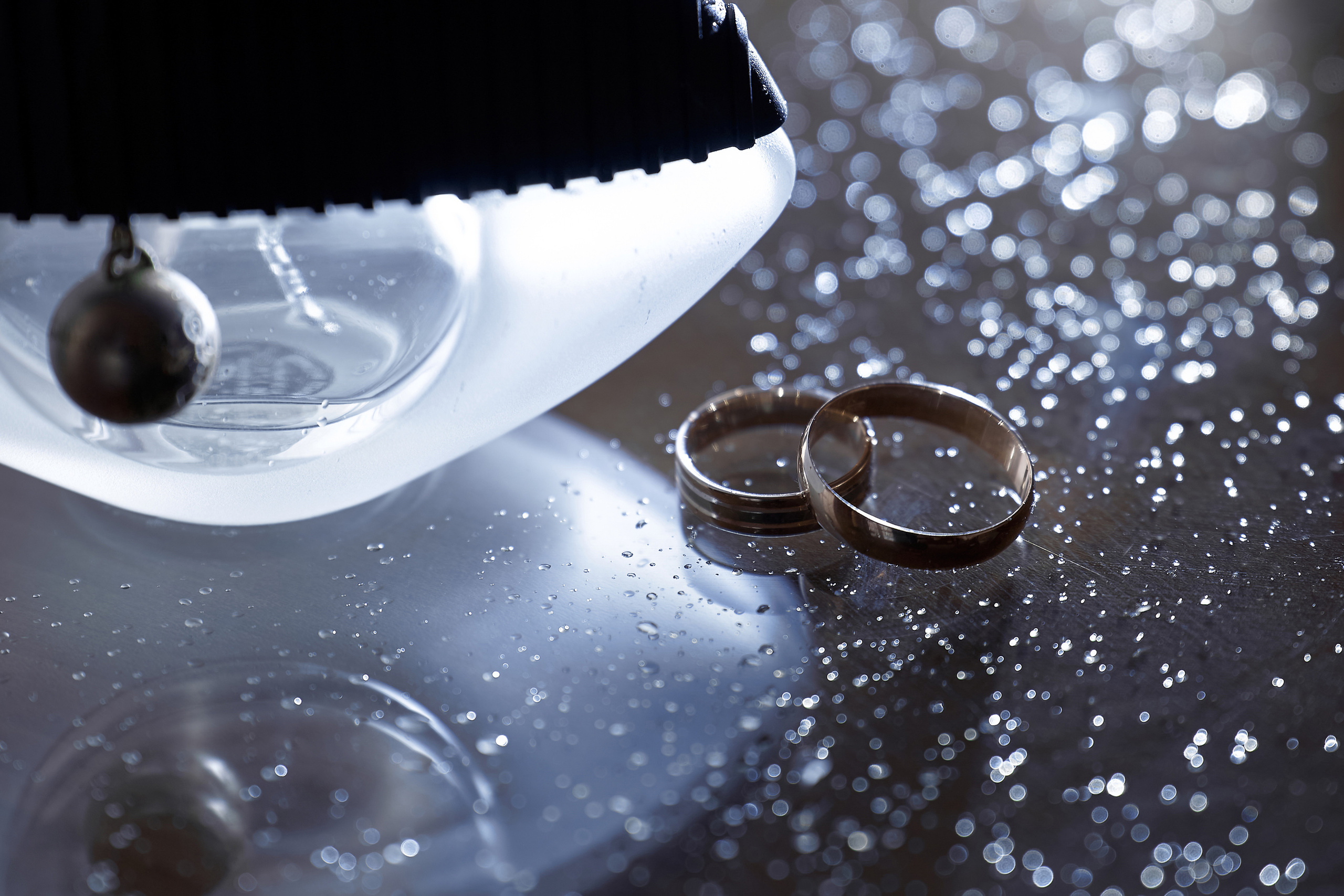 Обручальные кольца в капельках воды Свадебная фотосъемка в Москве. Свадебный фотограф в Москве Сергей Гаварос. — Круто снимаю любые свадьбы! — Помогу с позированием и подбором локаций Доступные цены.