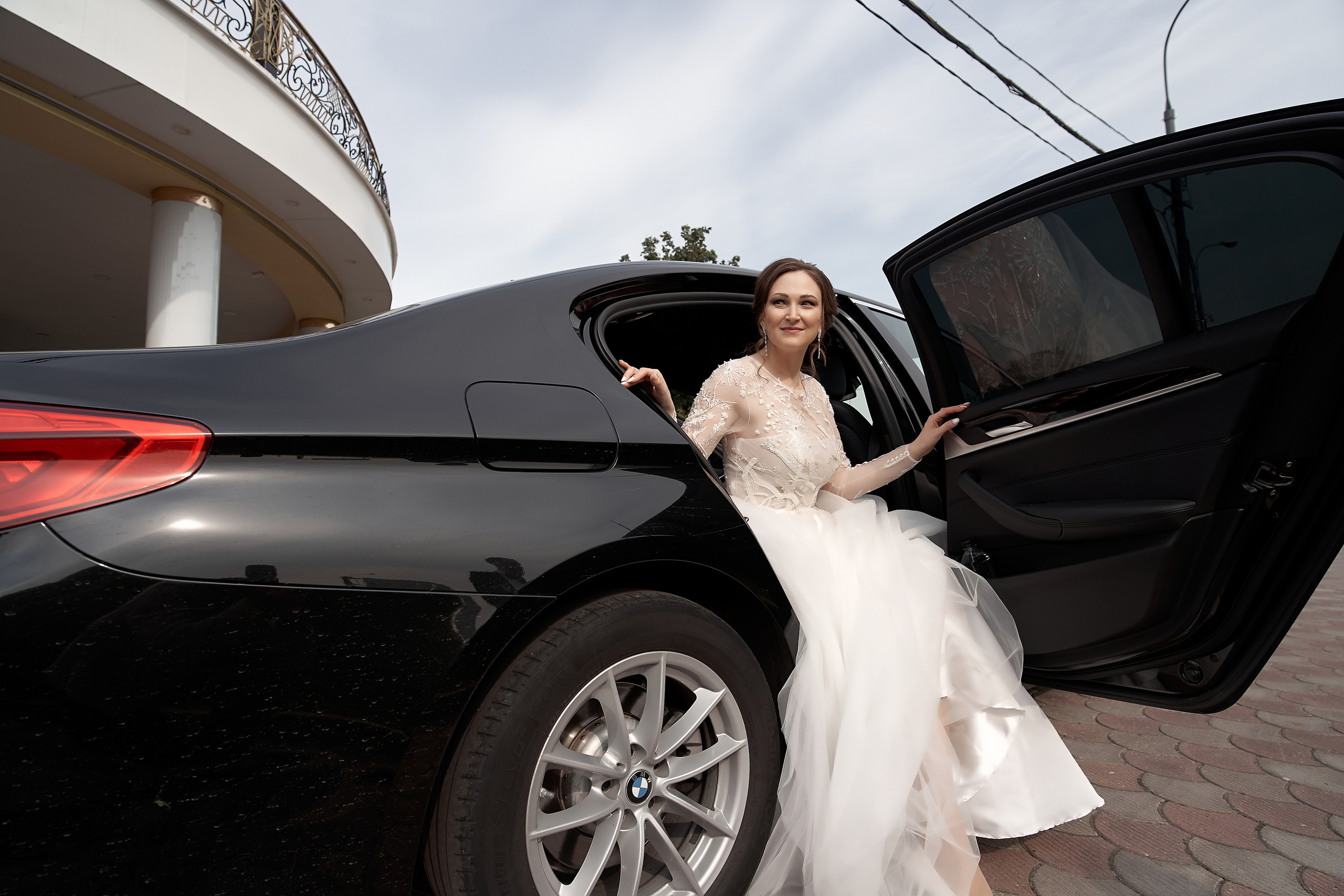 Невеста выходит из шикарного свадебного автомобиля Свадебная фотосъемка в Москве. Свадебный фотограф в Москве Сергей Гаварос. — Круто снимаю любые свадьбы! — Помогу с позированием и подбором локаций Доступные цены.