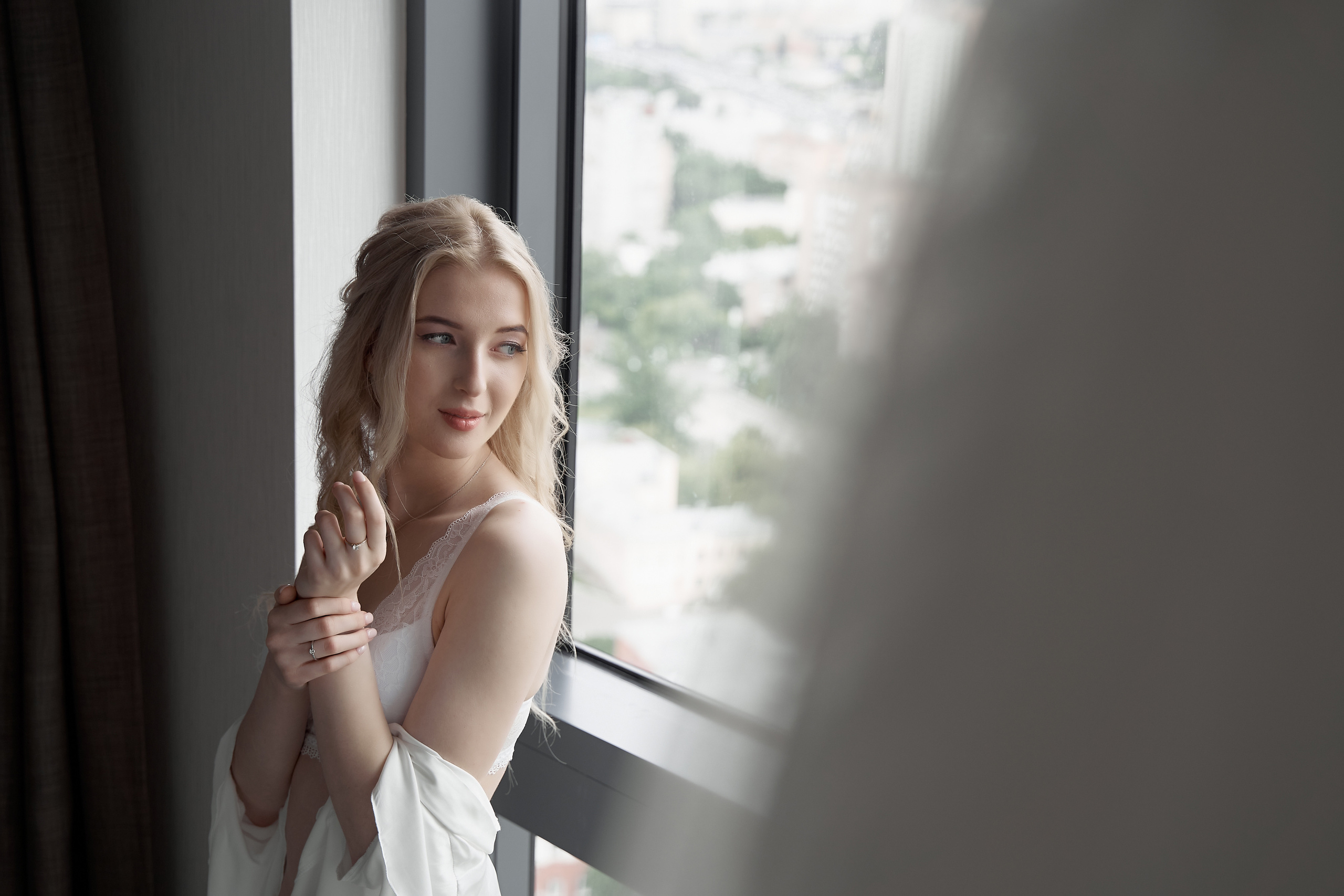 невеста утром у окна Свадебная фотосъемка в Москве. Свадебный фотограф в Москве  Сергей Гаварос.