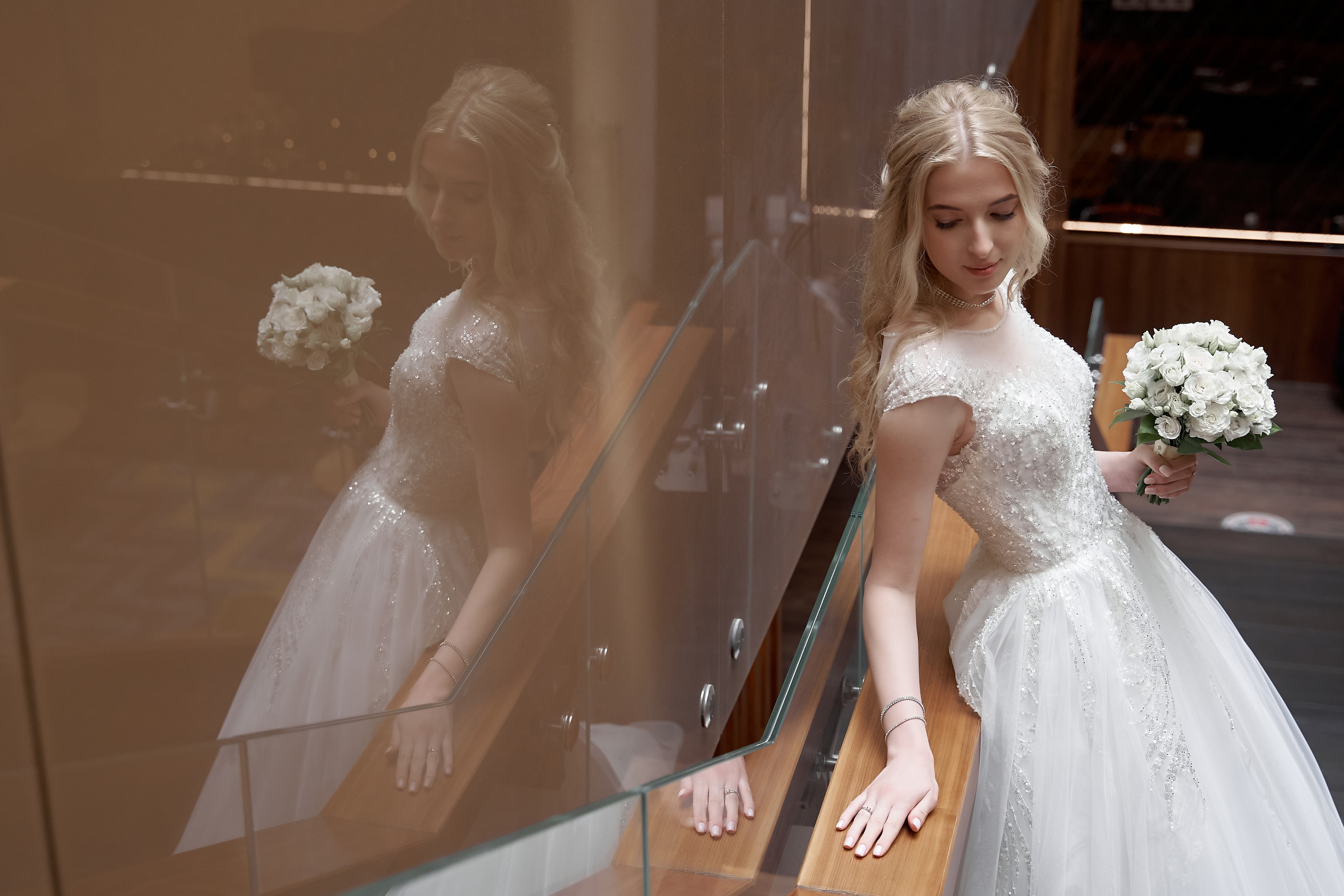 портрет невесты на лестнице с отражением Свадебная фотосъемка в Москве. Свадебный фотограф в Москве  Сергей Гаварос.