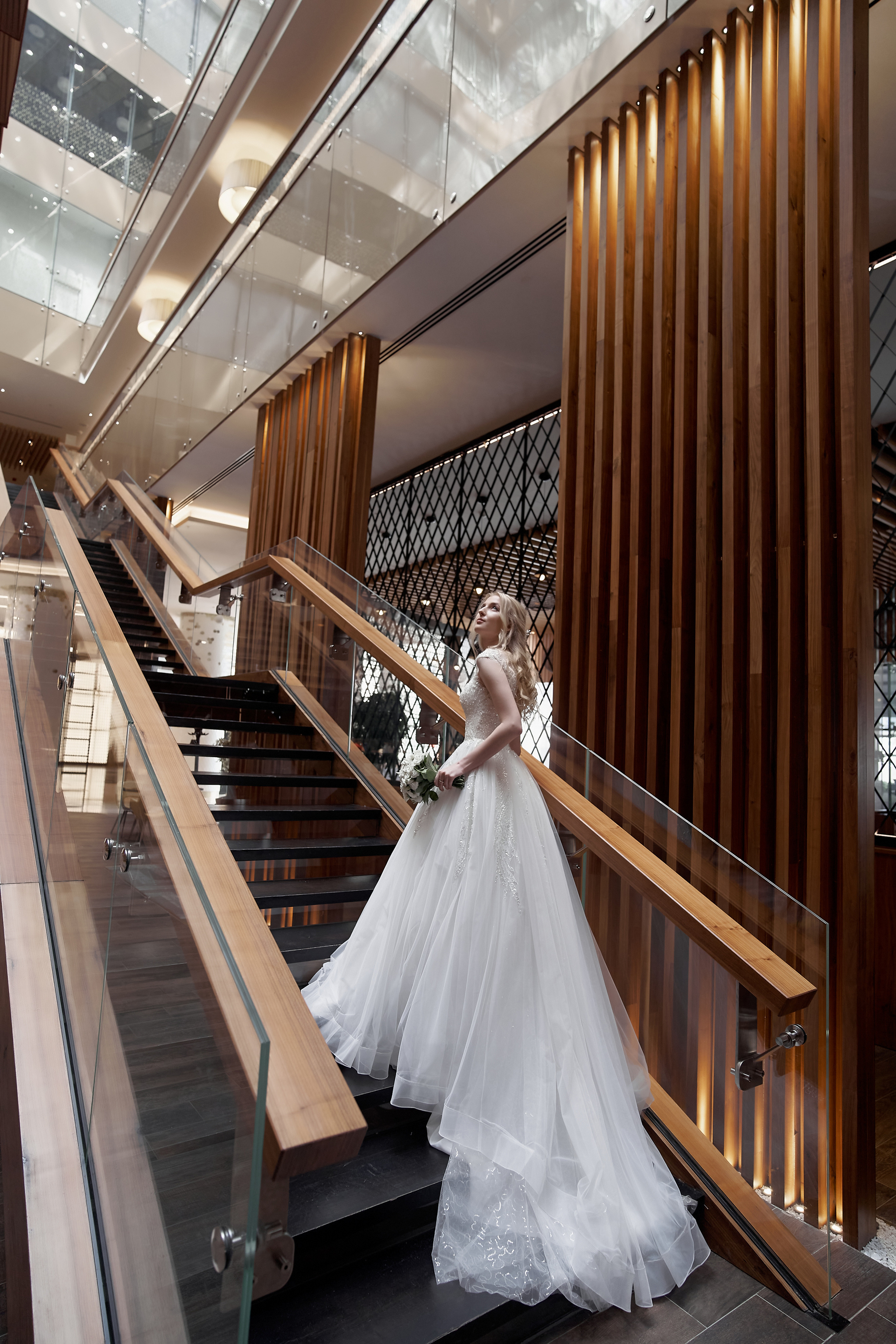 Невеста поднимается по лестнице отеля Свадебная фотосъемка в Москве. Свадебный фотограф в Москве  Сергей Гаварос.