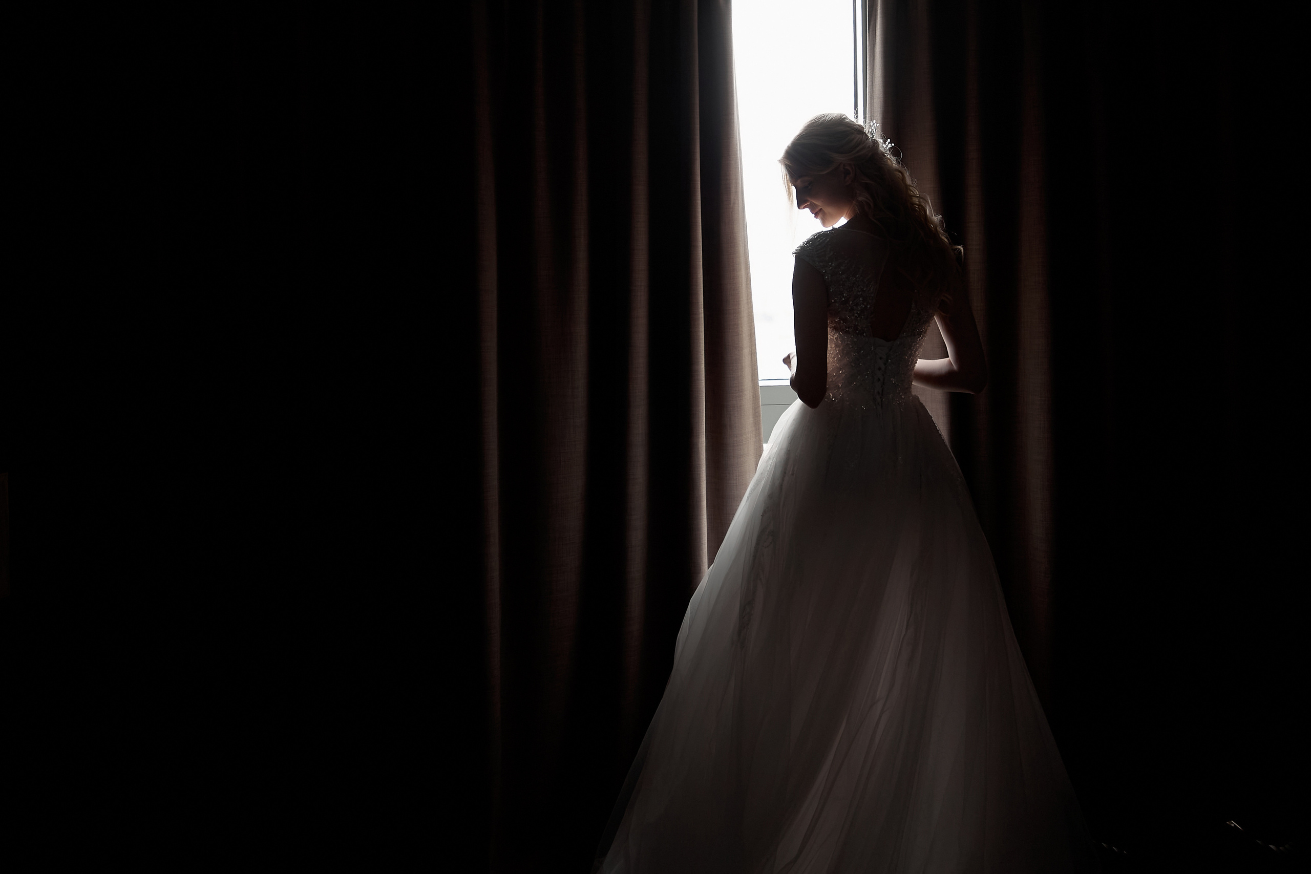силует невесты у окна Свадебная фотосъемка в Москве. Свадебный фотограф в Москве  Сергей Гаварос.