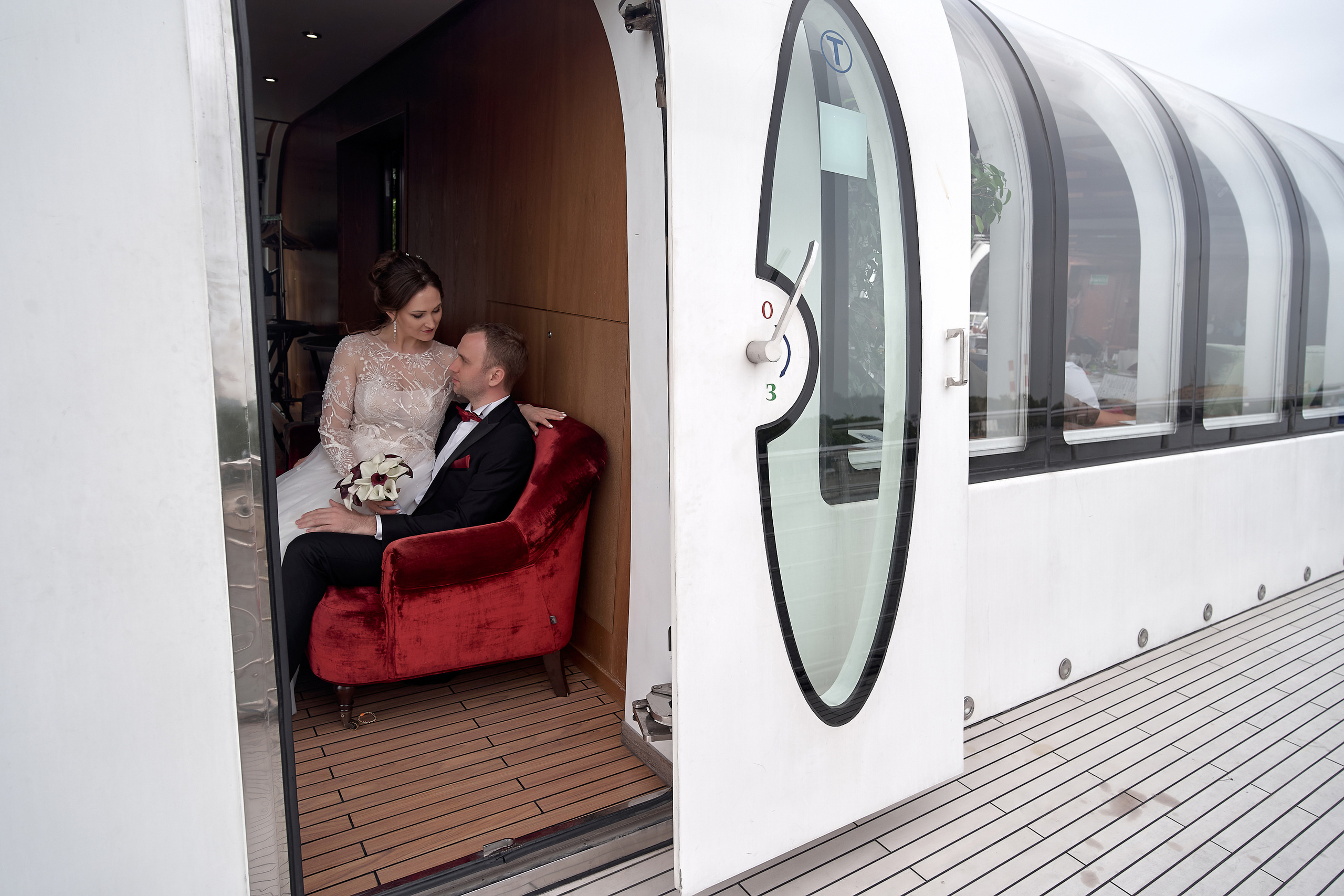 Репортажный кадр. молодожены обнимаются на теплоходе . вид через дверь каюты  Свадебная фотосъемка в Москве. Свадебный фотограф в Москве Сергей Гаварос.