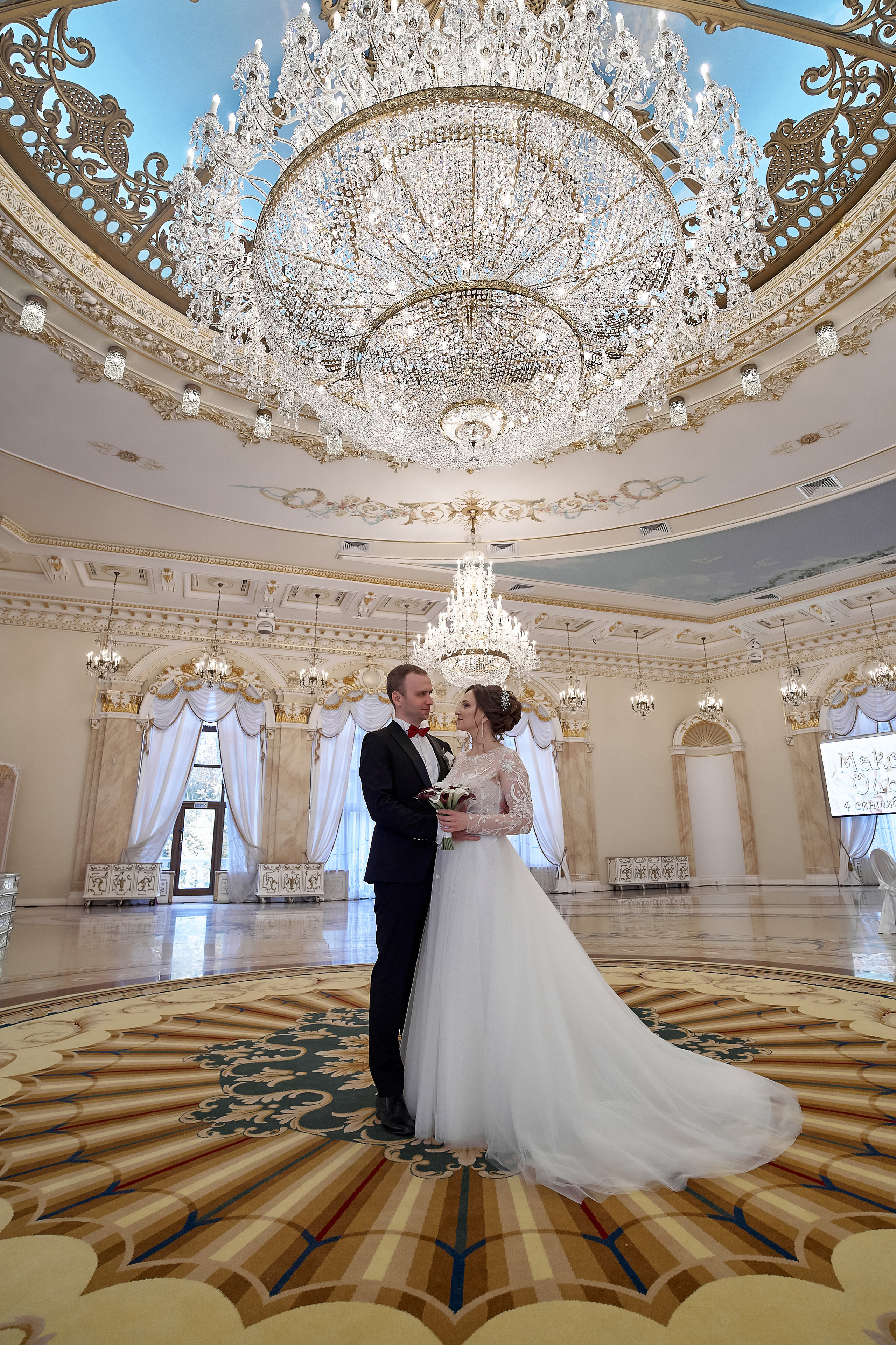 Портрет молодоженов в красивом зале с большой люстрой  Свадебная фотосъемка в Москве. Свадебный фотограф в Москве Сергей Гаварос. — Круто снимаю любые свадьбы! — Помогу с позированием и подбором локаций Доступные цены.