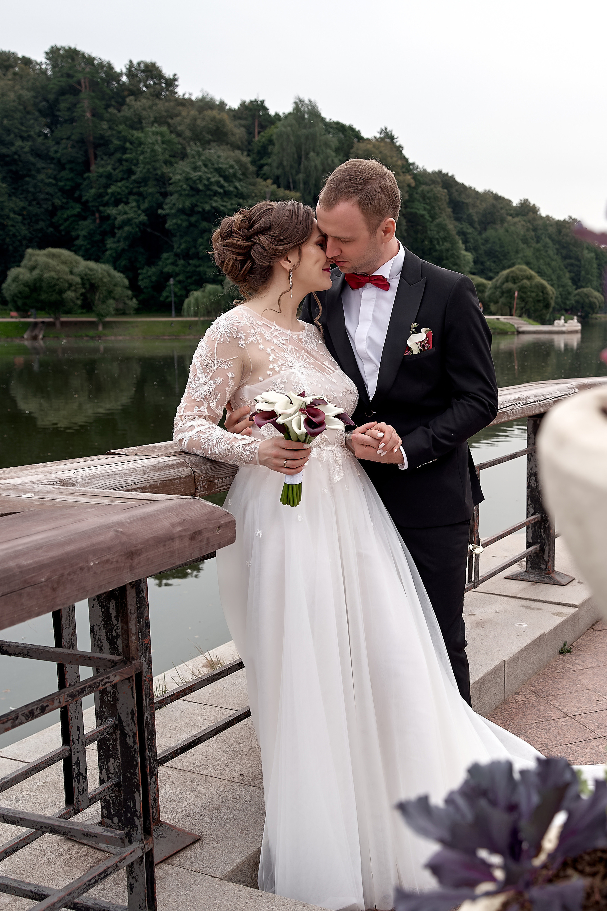 молодожены обнимаются на берегу озера в Царицино Свадебная фотосъемка в Москве. Свадебный фотограф в Москве Сергей Гаварос. 
