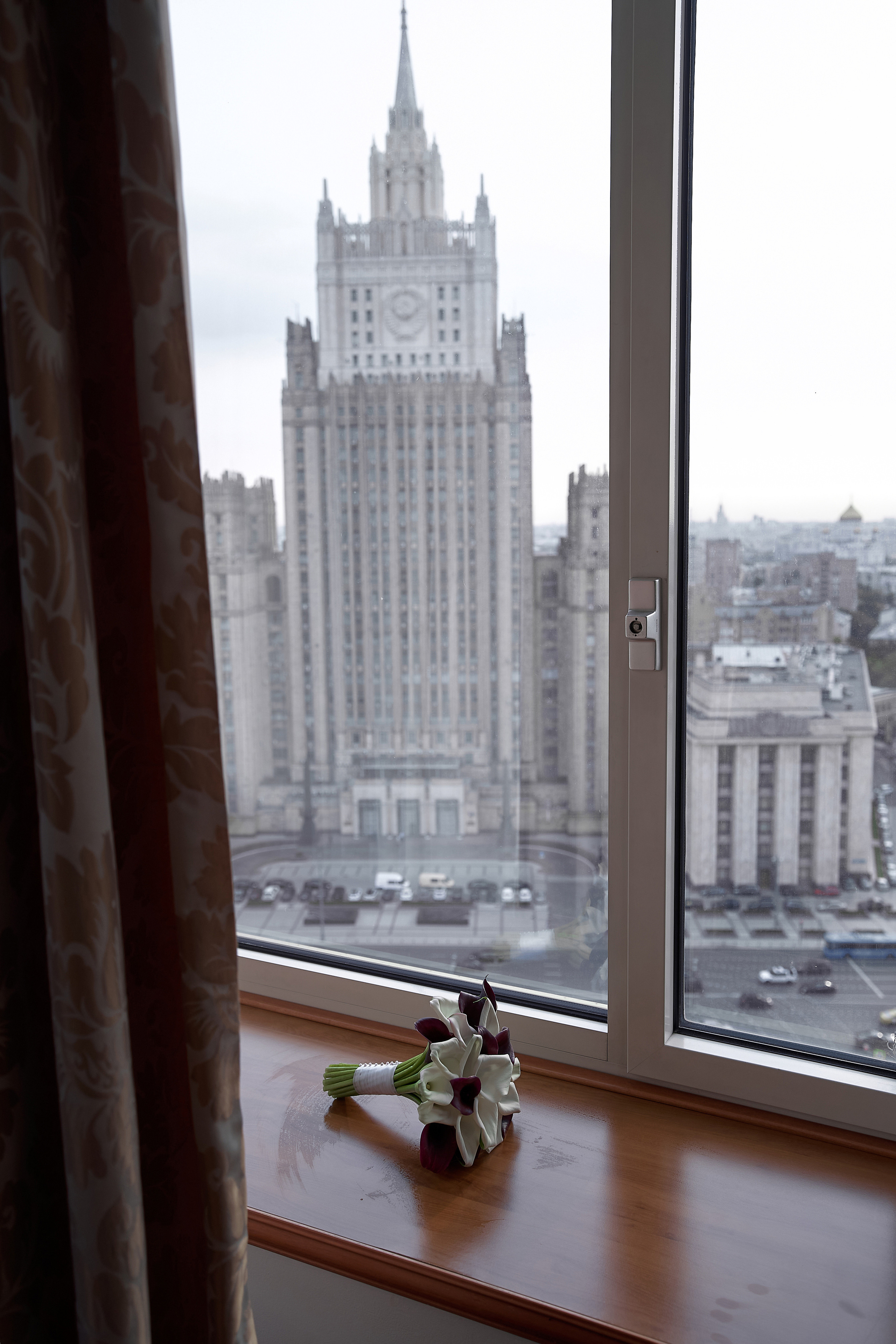 букет невесты на окне с видом на Москву Свадебная фотосъемка в Москве. Свадебный фотограф в Москве Сергей Гаварос. — Круто снимаю любые свадьбы! — Помогу с позированием и подбором локаций Доступные цены.