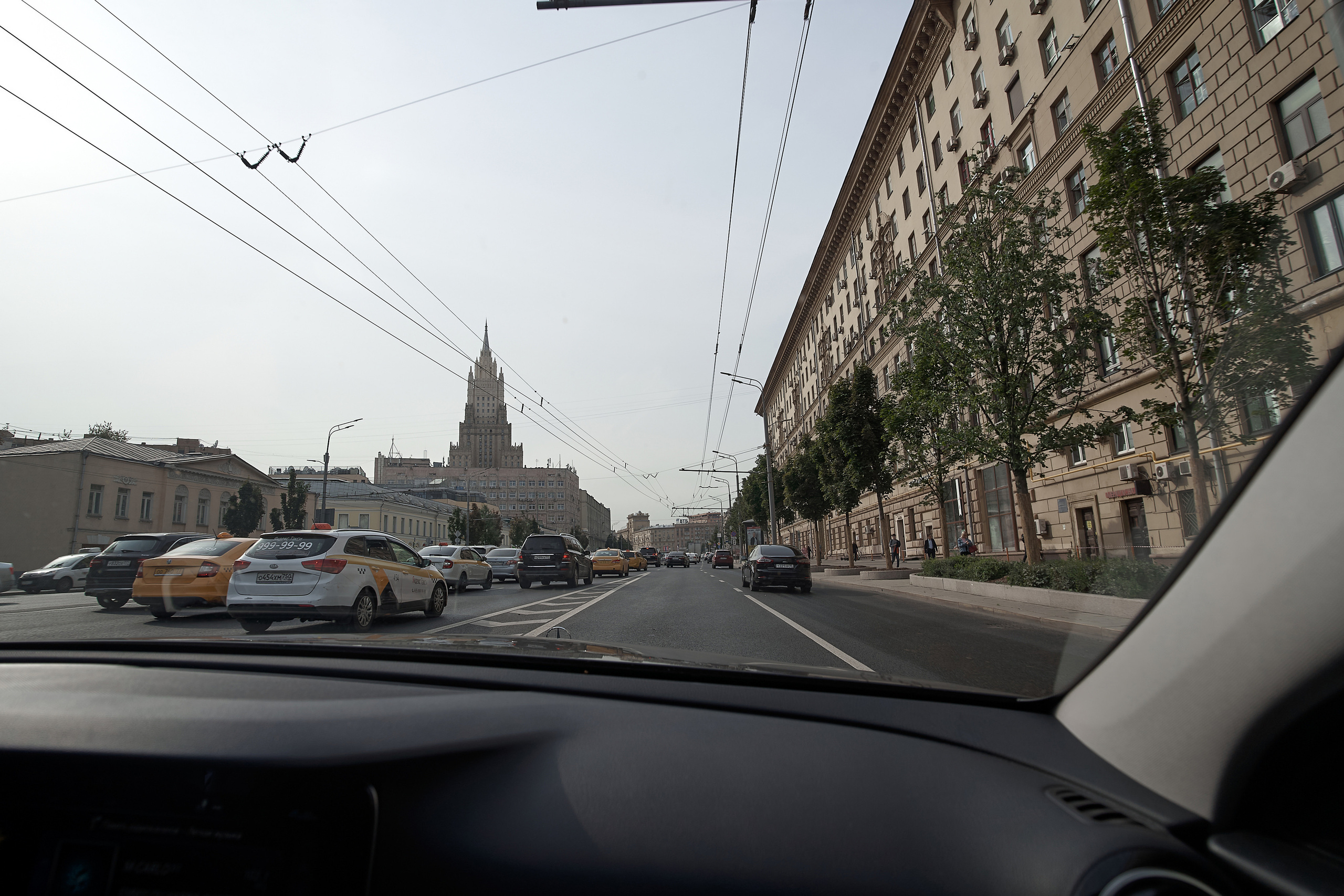 вид на Москву из свадебного автомобиля Свадебная фотосъемка в Москве. Свадебный фотограф в Москве Сергей Гаварос. — Круто снимаю любые свадьбы! — Помогу с позированием и подбором локаций Доступные цены.