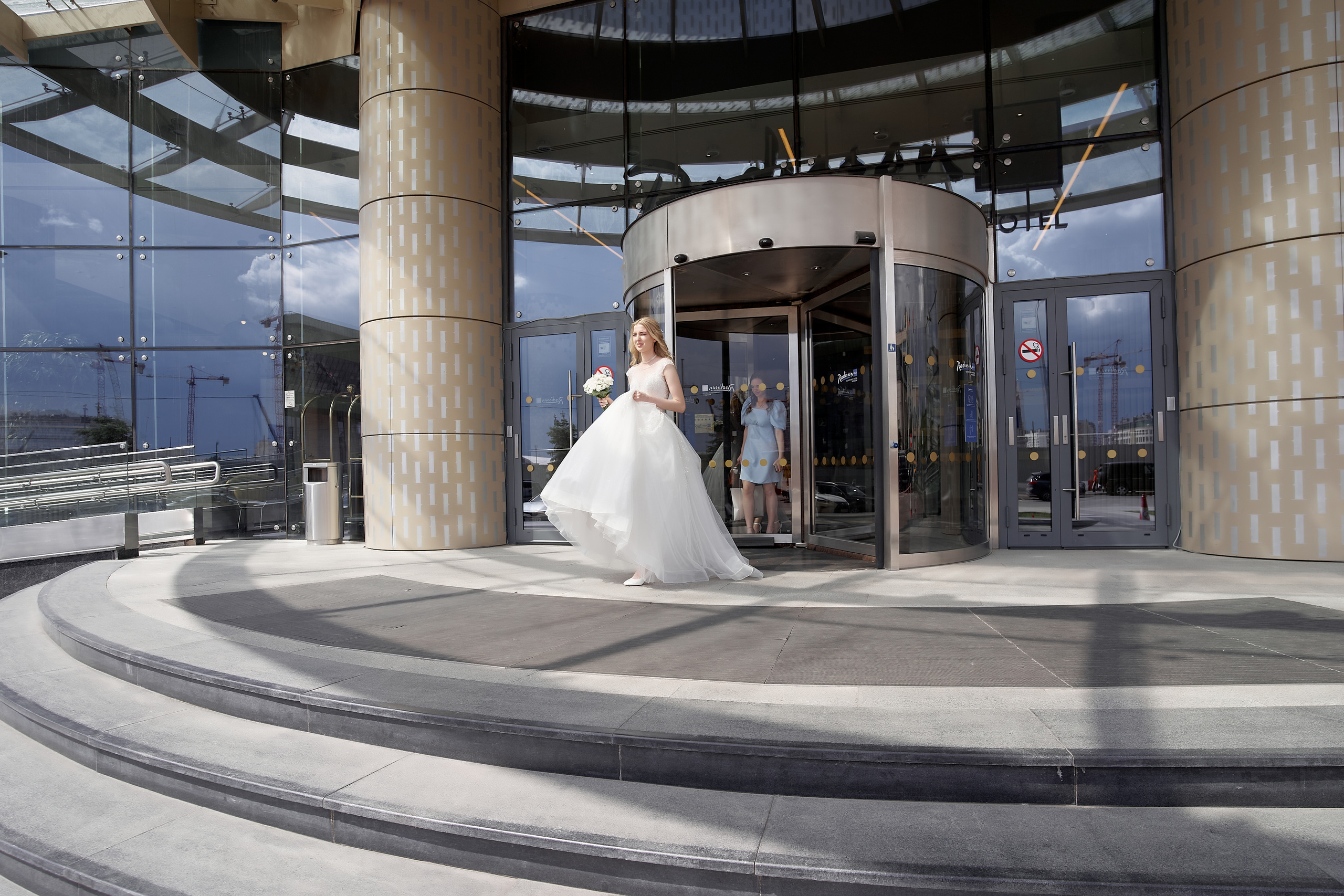 невеста выходит из отеля Radisson Blu Свадебная фотосъемка в Москве. Свадебный фотограф в Москве  Сергей Гаварос.