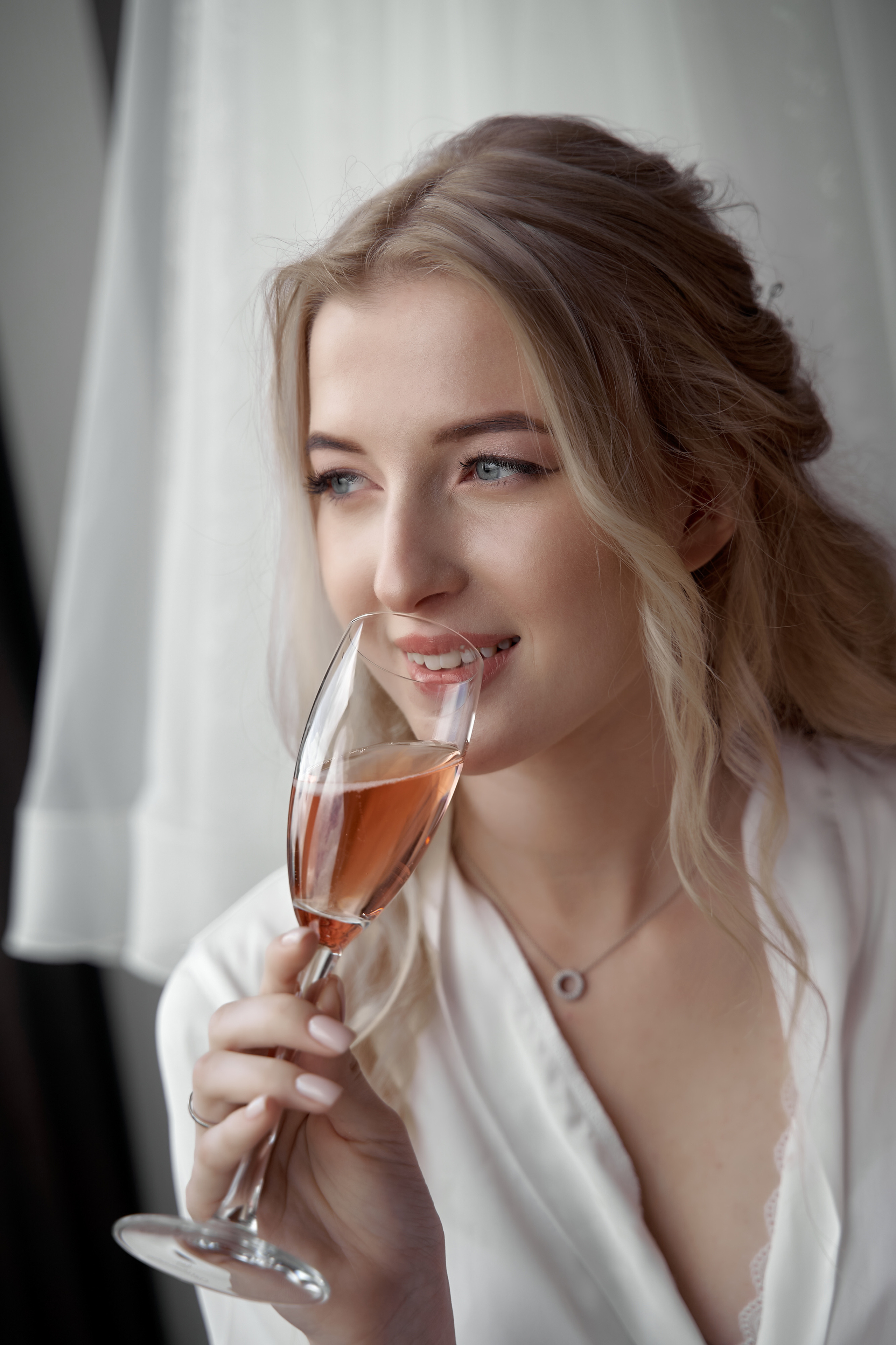 невеста  у окна пьет утром шампанское Свадебная фотосъемка в Москве. Свадебный фотограф в Москве  Сергей Гаварос.