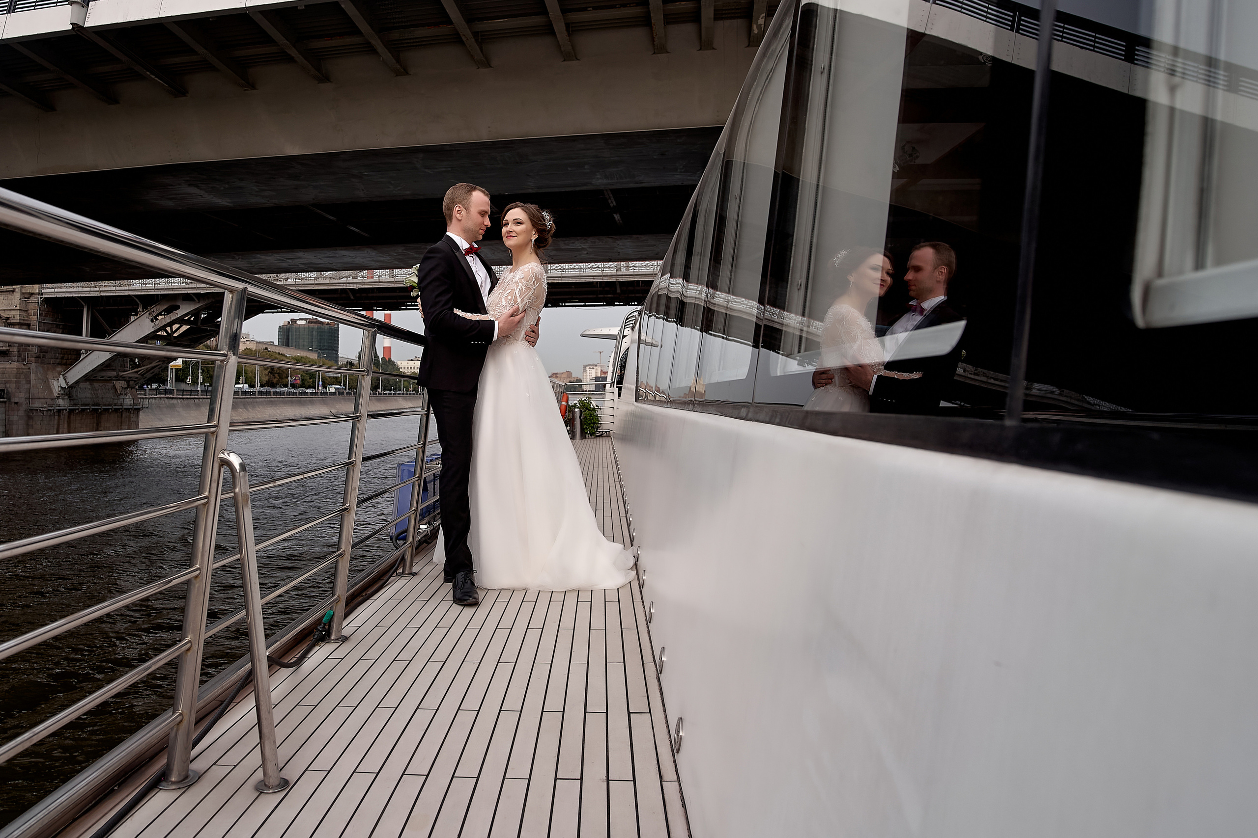Портрет молодоженов на борту теплохода  на фоне моста . Свадебная фотосъемка в Москве. Свадебный фотограф в Москве Сергей Гаварос.
