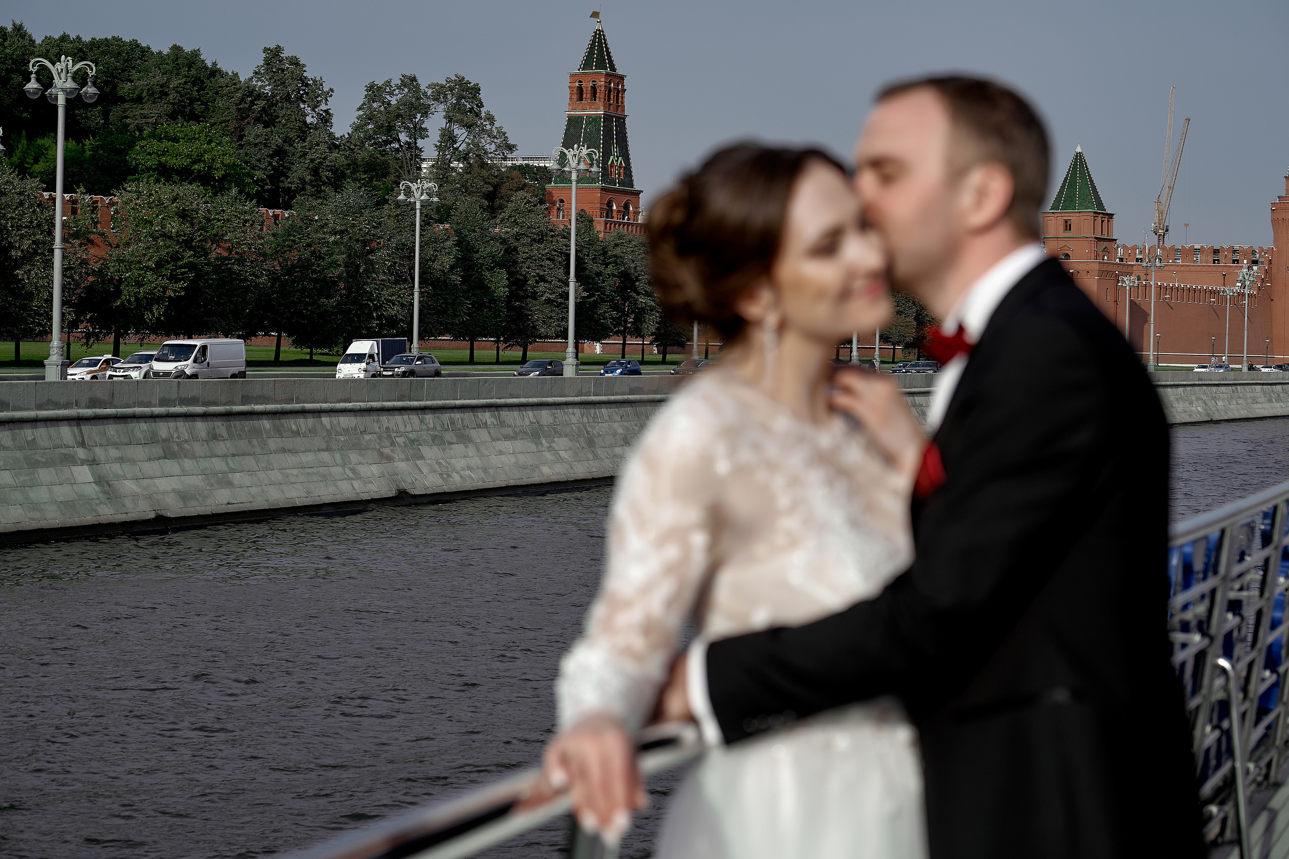 Молодожены на борту прогулочного теплохода на фоне Кремля Свадебная фотосъемка в Москве. Свадебный фотограф в Москве Сергей Гаварос.